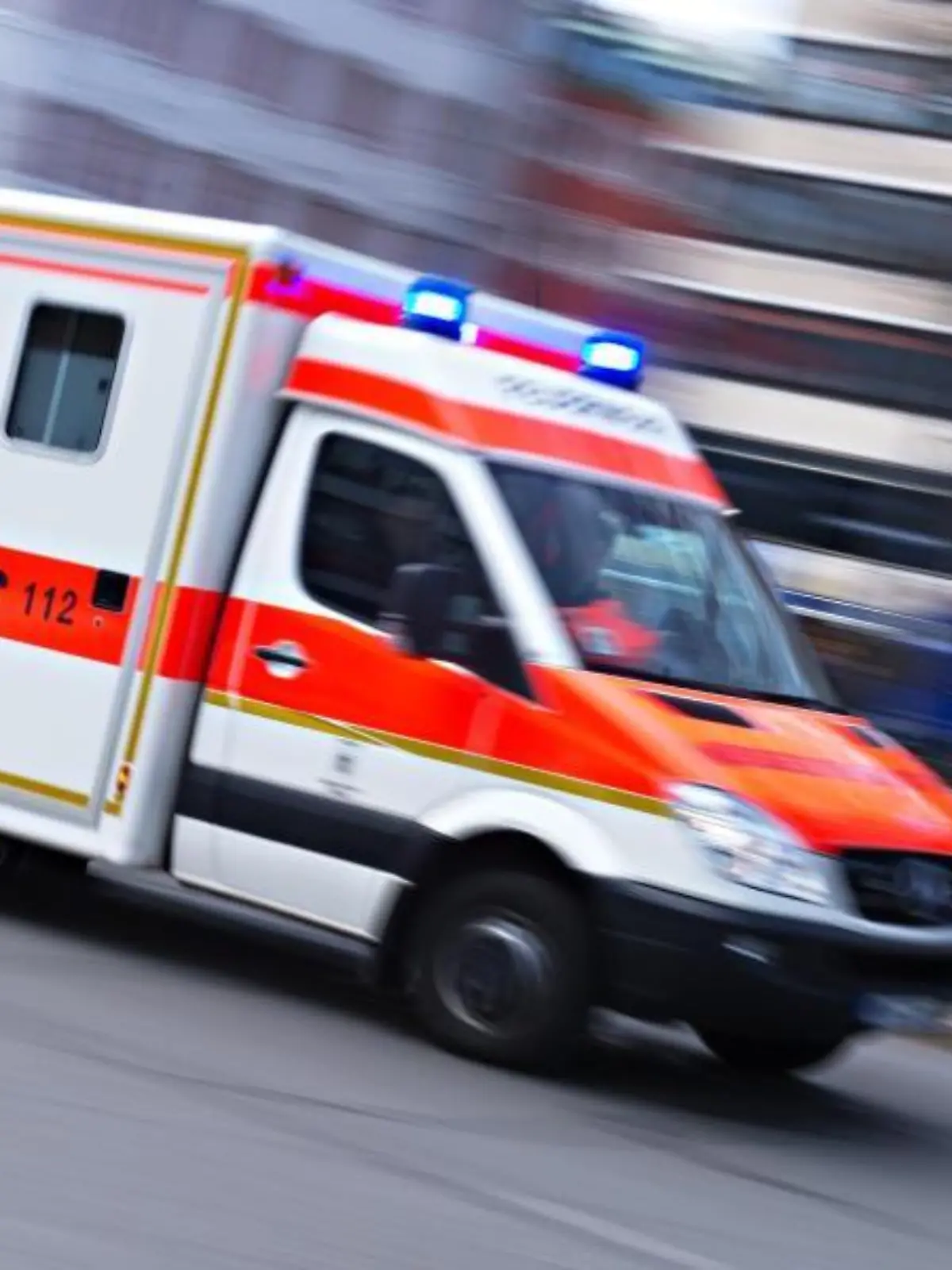 Ein Rettungswagen fährt mit Blaulicht