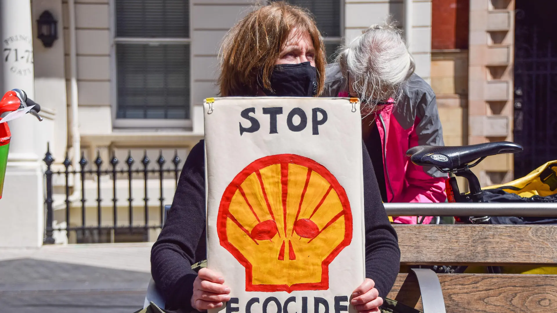 May 19, 2021, London, United Kingdom: An Extinction Rebellion protester holds a Stop Ecocide placard outside the Science Museum in South Kensington, during the protest..Protesters and scientists gathered both inside and outside the Science Museum to demonstrate against oil giant Shell s sponsorship of the Our Future Planet climate change exhibition. London United Kingdom - ZUMAs197 20210519_zaa_s197_171 Copyright: xVukxValcicx 
