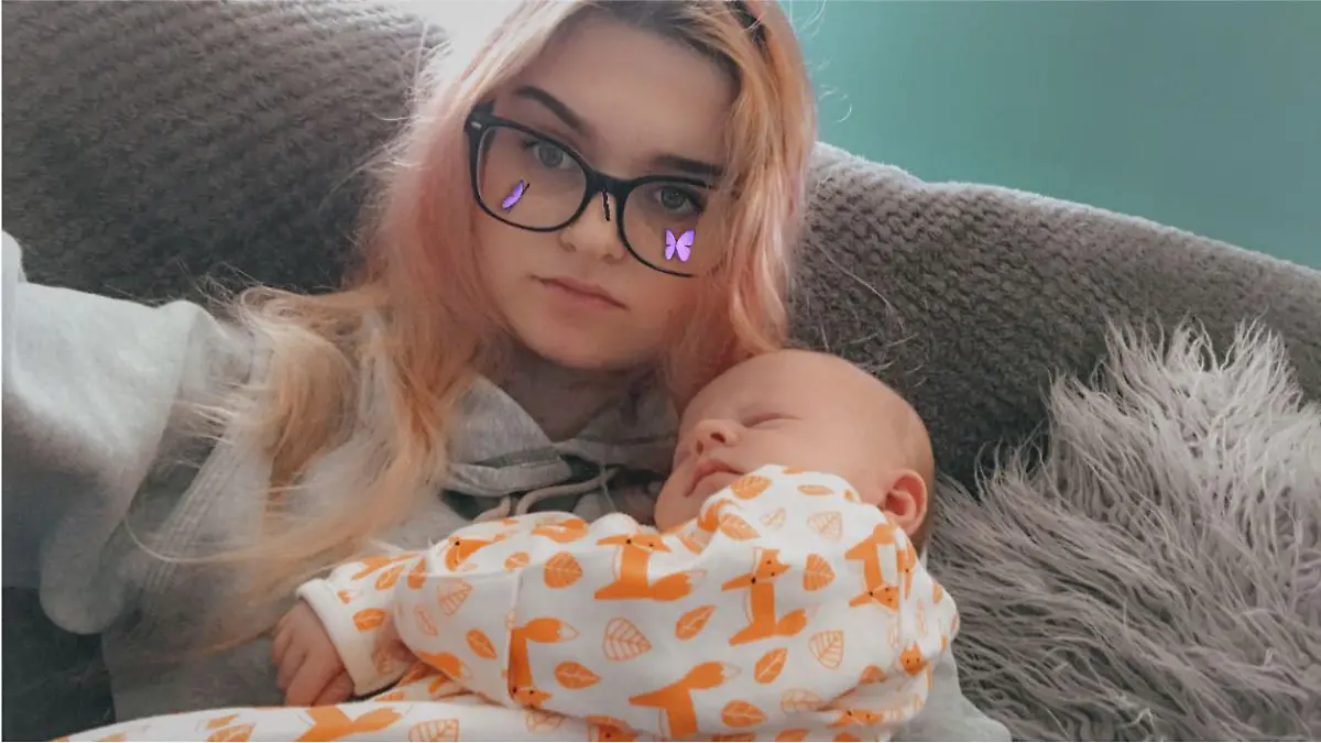 Die 17-jährige Ellisha und ihr Sohn Harper
