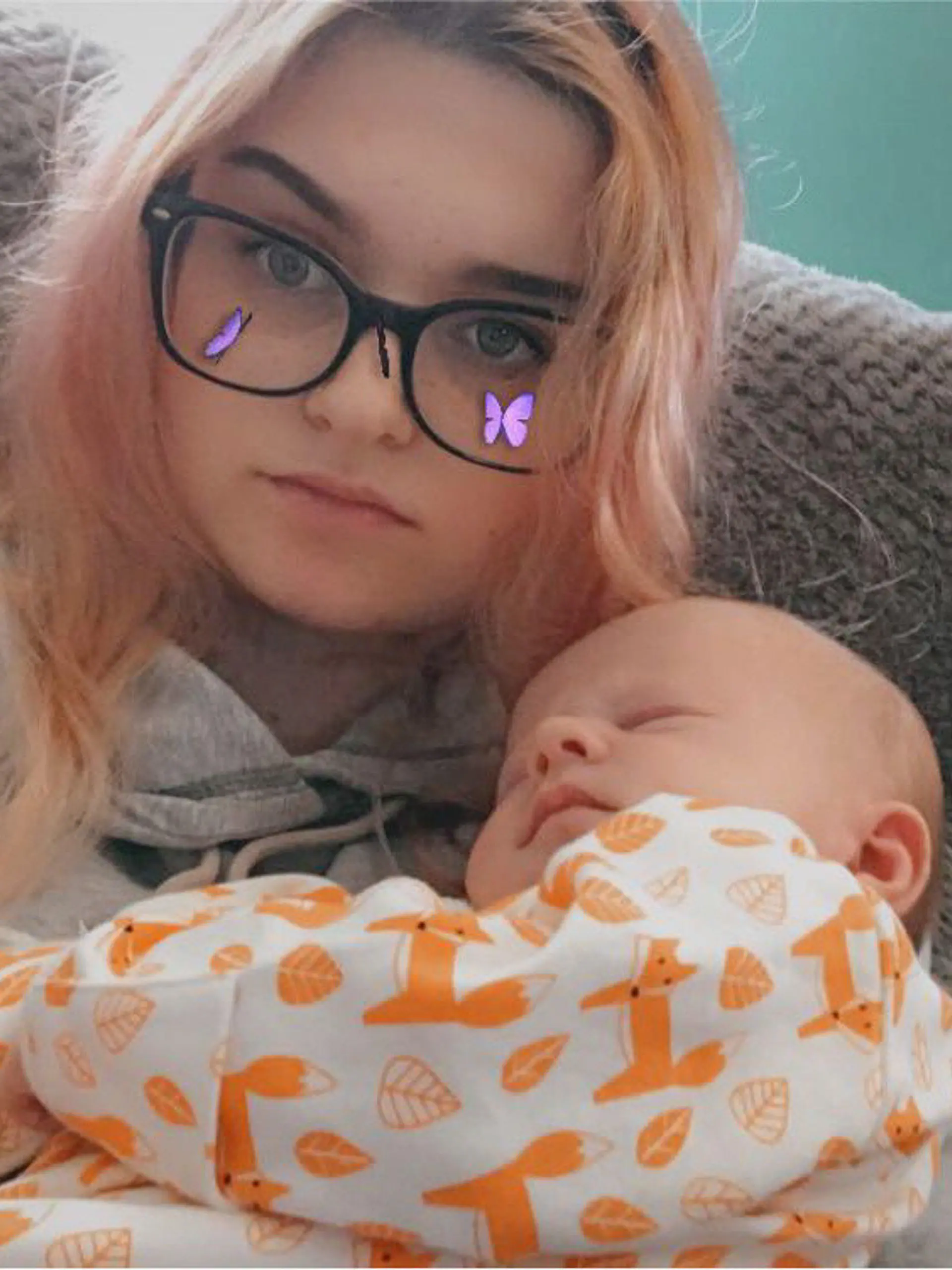 Die 17-jährige Ellisha und ihr Sohn Harper