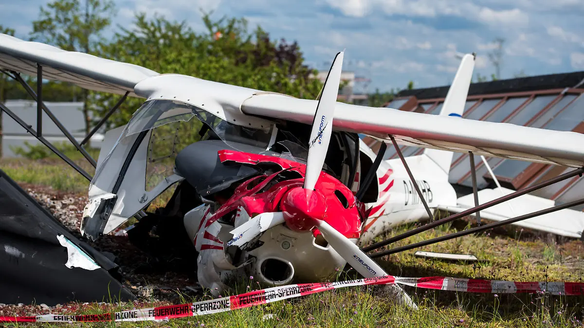 24.05.2021, Niedersachsen, Lüneburg: Ein Pilot ist am Pfingstmontag mit seiner Propellermaschine unweit des Flugplatzes auf das Hallendach auf einem Firmengelände gestürzt. Der Pilot erlitt leichte Verletzungen. Foto: Daniel Bockwoldt/dpa +++ dpa-Bildfunk +++