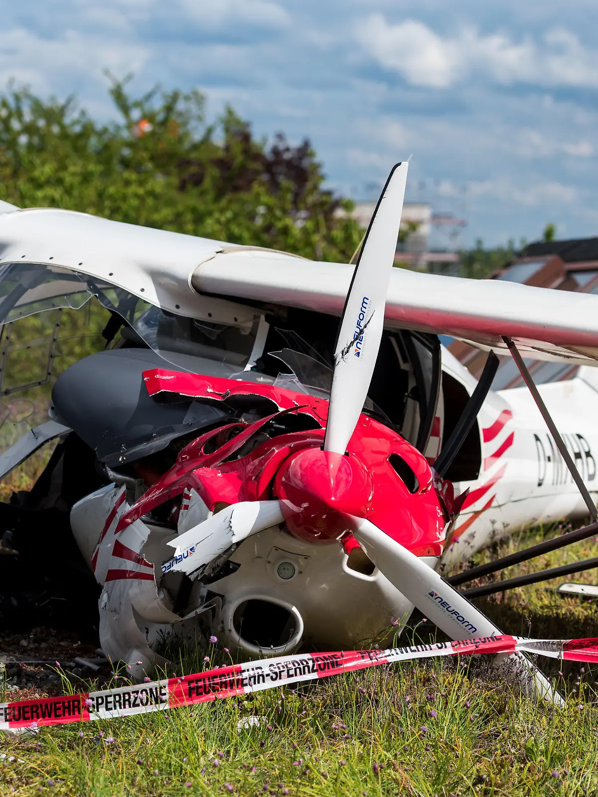 24.05.2021, Niedersachsen, Lüneburg: Ein Pilot ist am Pfingstmontag mit seiner Propellermaschine unweit des Flugplatzes auf das Hallendach auf einem Firmengelände gestürzt. Der Pilot erlitt leichte Verletzungen. Foto: Daniel Bockwoldt/dpa +++ dpa-Bildfunk +++