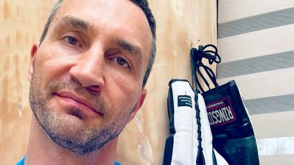 HANDOUT - 01.01.2021, Hamburg: Der ehemalige Box-Weltmeister Wladimir Klitschko steht vor schwarz-weißen Boxhandschuhen. Die signierten Handschuhe werden zugunsten des Hamburger Vereines Dunkelziffer in einer Online-Auktion vesteigert. Der Verein hilft sexuell missbrauchten Kindern. Foto: Privat/Dunkelziffer e.V/dpa - ACHTUNG: Nur zur redaktionellen Verwendung im Zusammenhang mit der aktuellen Berichterstattung und nur mit vollständiger Nennung des vorstehenden Credits +++ dpa-Bildfunk +++