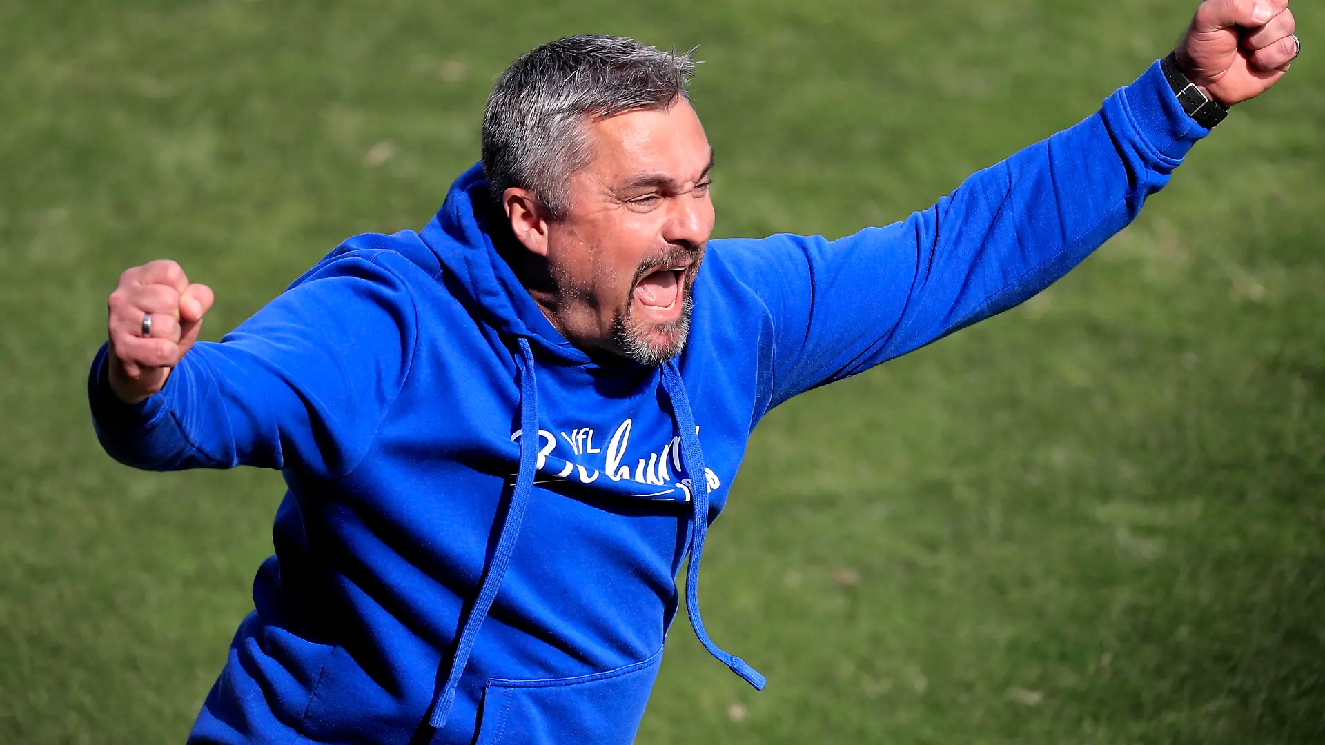 REIS Thomas Trainer Team VfL Bochum Jubelt nach dem Sieg seiner Mannschaft und der Deutschen Meisterschaft der 2. Fussball Bundesliga 2021 2.Bundesliga Saison 2020-2021 Spiel VfL Bochum - SV Sandhausen 3 : 1 am 23. Mai 2021 in Bochum DFL REGULATIONS PROHIBIT ANY USE OF PHOTOGRAPHS as IMAGE SEQUENCES and/or QUASI-VIDEO *** REIS Thomas Trainer Team VfL Bochum Cheers after the victory of his team and the German Championship of the 2 Football Bundesliga 2021 2 Bundesliga Season 2020 2021 Match VfL Bochum SV Sandhausen 3 1 on 23 May 2021 in Bochum DFL REGULATIONS PROHIBIT ANY USE OF PHOTOGRAPHS as IMAGE SEQUENCES and or QUASI VIDEO 