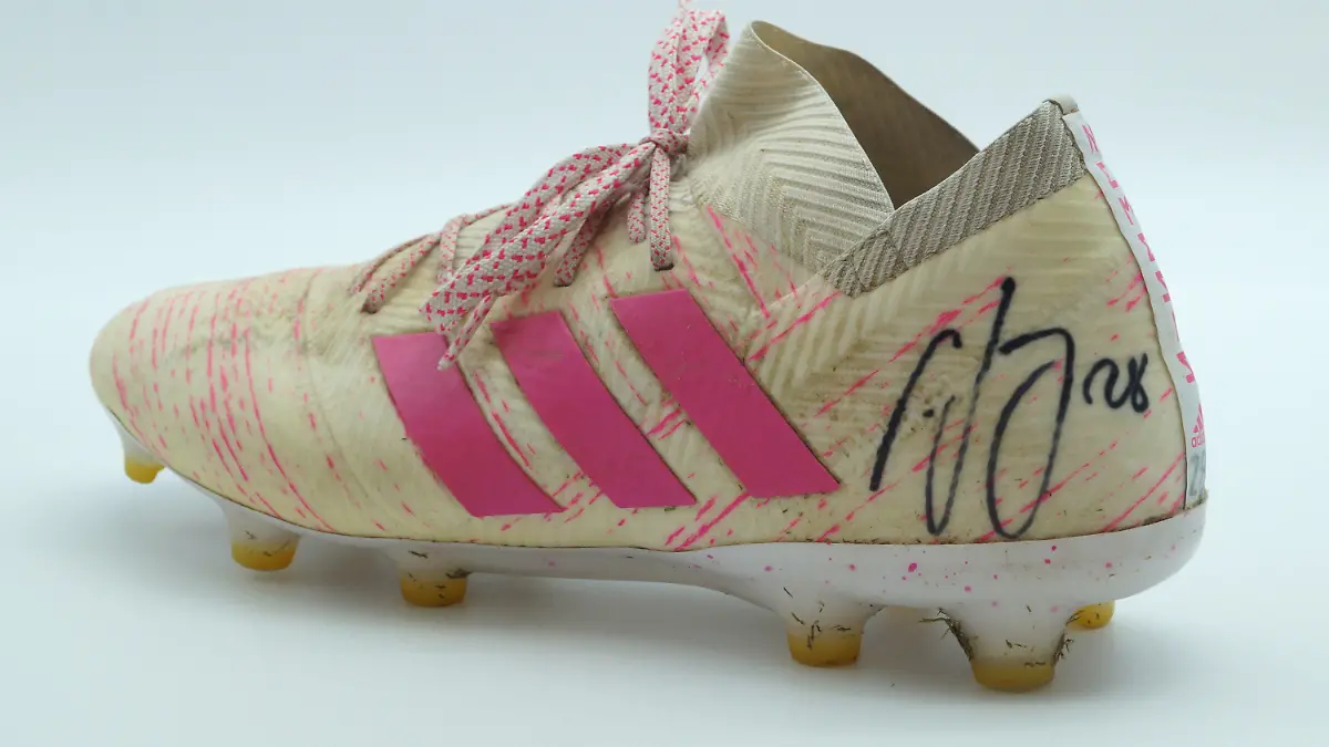 HANDOUT - 01.01.2021, Hamburg: Das Foto zeigt einen signierten Schuh des HSV-Fußballprofis Gideon Jung. Der Schuh wird zugunsten des Hamburger Vereines Dunkelziffer in einer Online-Auktion versteigert. Der Verein hilft sexuell missbrauchten Kindern. Foto: -/Dunkelziffer e.V/dpa - ACHTUNG: Nur zur redaktionellen Verwendung im Zusammenhang mit der aktuellen Berichterstattung und nur mit vollständiger Nennung des vorstehenden Credits +++ dpa-Bildfunk +++