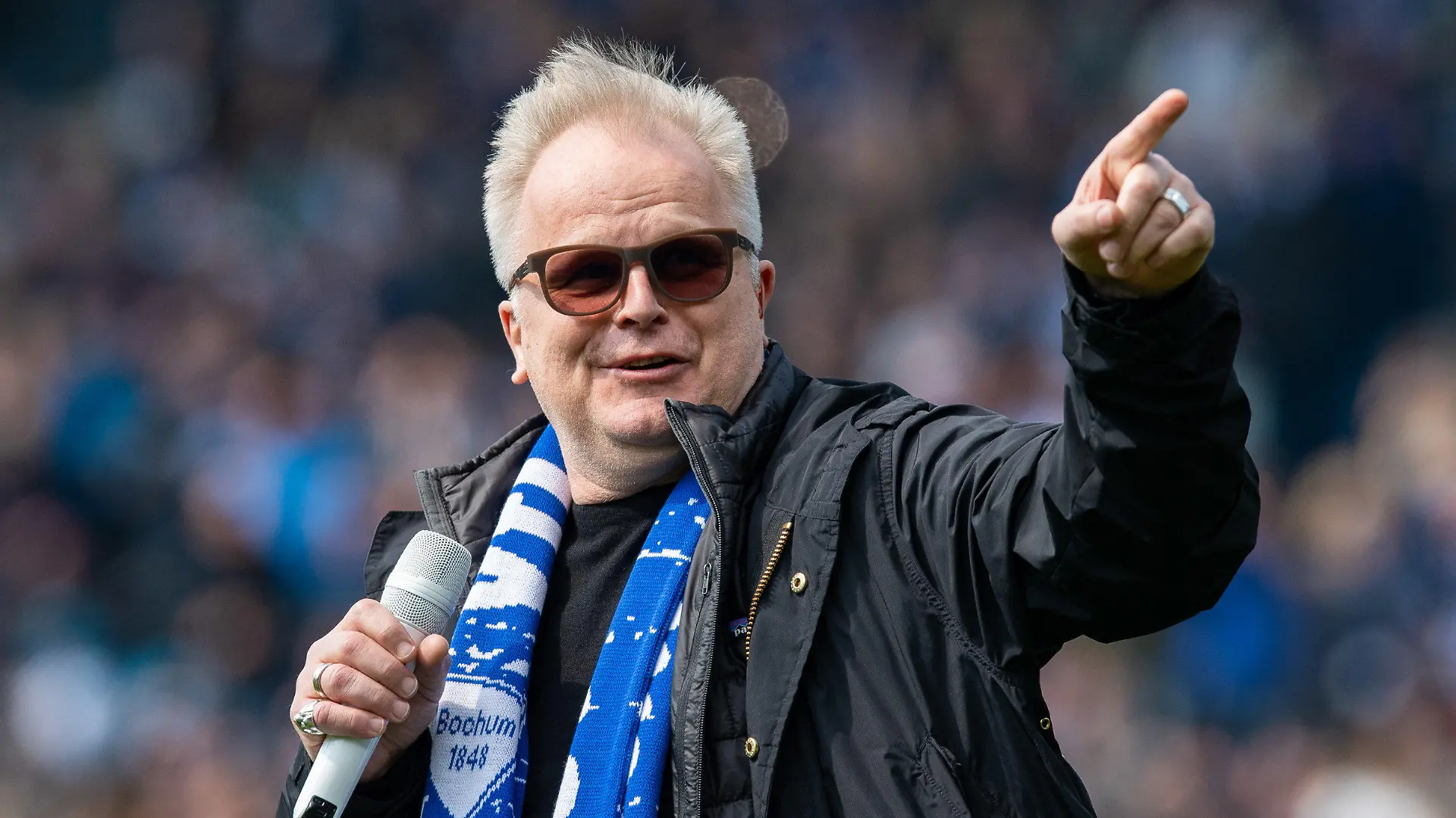 ARCHIV - 14.04.2019, Nordrhein-Westfalen, Bochum: Herbert Grönemeyer singt vor dem Spiel der 2. Bundesliga VfL Bochum gegen Greuther Fürth im Vonovia Ruhrstadion den Song «Bochum». Herbert Grönemeyer wird am 12. April 65 Jahre alt, gehört zu den Top-Stars des deutschen Rock, gilt vielen gar als Stimme der Nation und findet auch mit seinem sozialpolitischen Engagement immer wieder Gehör. (zu dpa: «Herbert Arthur Wiglev Clamor Grönemeyer ist Musiker, Texter, Sänger, Produzent und Schauspieler») Foto: Guido Kirchner/dpa +++ dpa-Bildfunk +++