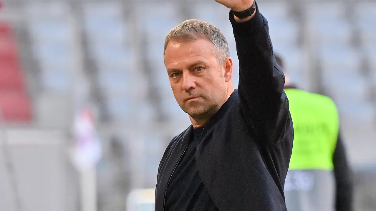 ARCHIV - 08.05.2021, Bayern, München: Fußball: Bundesliga, FC Bayern München - Borussia Mönchengladbach, 32. Spieltag in der Allianz-Arena. Münchens Trainer Hansi Flick winkt. (zu dpa: «Servus Hansi»: Großer Abschiedstag mit Schale - Lewy-Ziel: 41. Tor») Foto: Peter Kneffel/dpa-Pool/dpa +++ dpa-Bildfunk +++