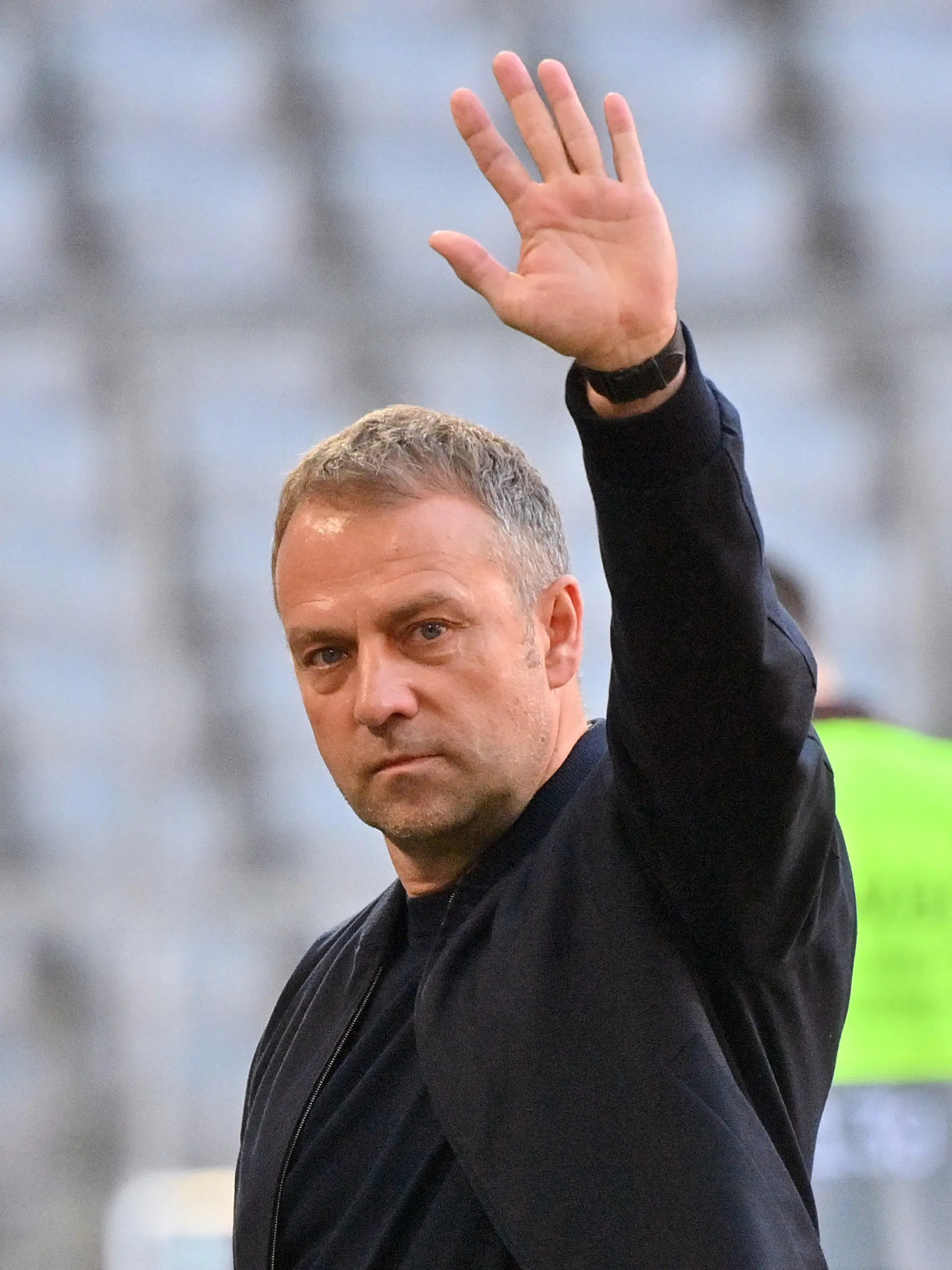ARCHIV - 08.05.2021, Bayern, München: Fußball: Bundesliga, FC Bayern München - Borussia Mönchengladbach, 32. Spieltag in der Allianz-Arena. Münchens Trainer Hansi Flick winkt. (zu dpa: «Servus Hansi»: Großer Abschiedstag mit Schale - Lewy-Ziel: 41. Tor») Foto: Peter Kneffel/dpa-Pool/dpa +++ dpa-Bildfunk +++