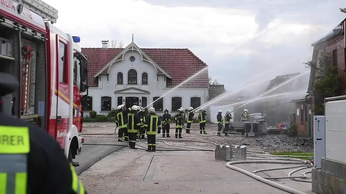 Das Wohnhaus kann die Feuerwehr retten.