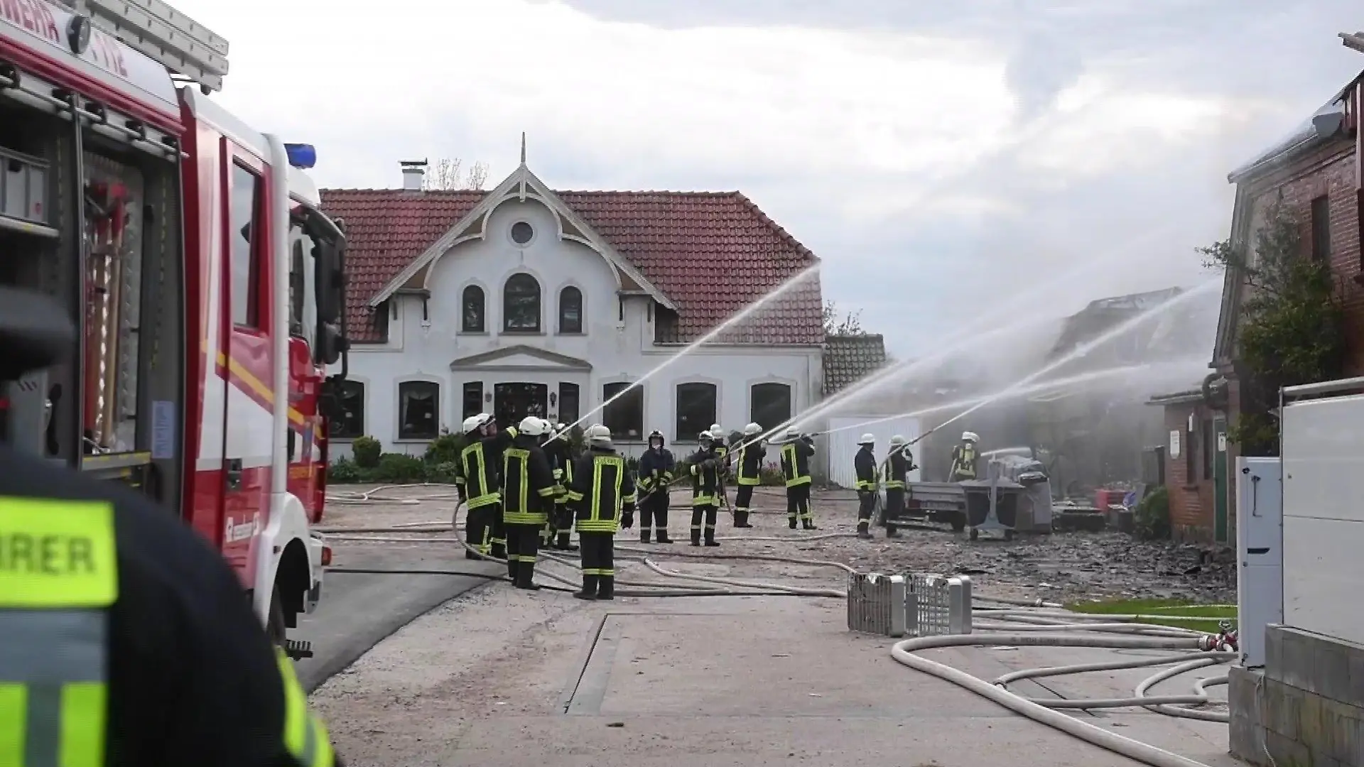 Das Wohnhaus kann die Feuerwehr retten.