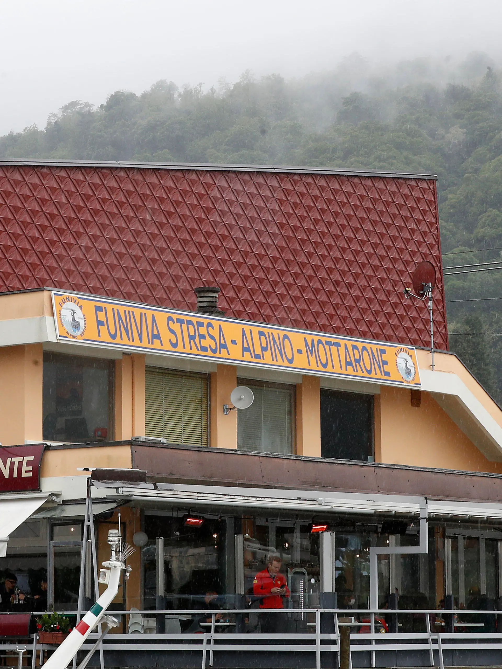 24.05.2021, Italien, Stresa: Die Abfahrtsstation der Seilbahn von Stresa nach Mottarone. Beim Absturz einer Gondel einer Seilbahn am norditalienischen Lago Maggiore am 23.05.2021 haben mindestens 14 Menschen ihr Leben verloren. Foto: Antonio Calanni/AP/dpa +++ dpa-Bildfunk +++