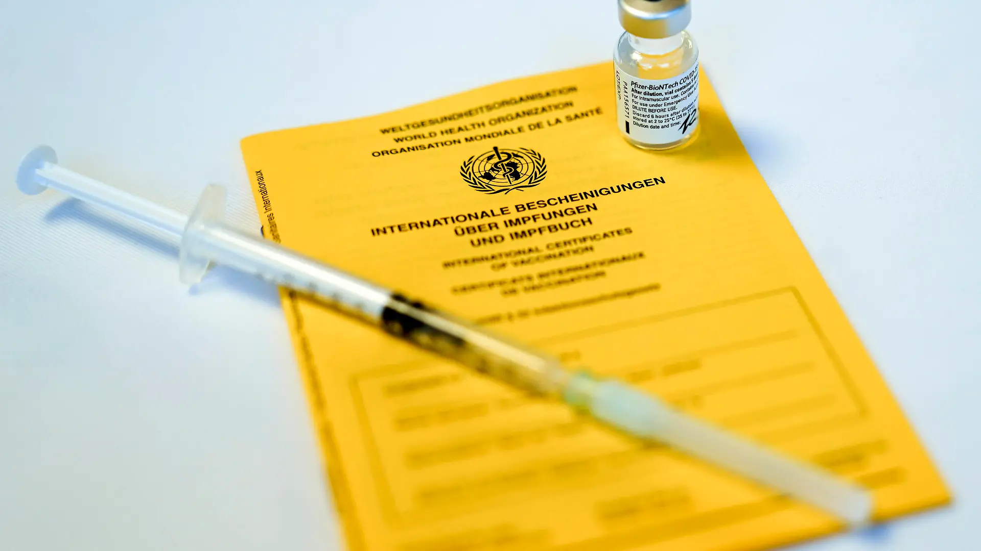 Impfstart in Koeln erste Bewohner von Pflegeheimen werden geimpft Symbolbild, Symbolfoto Impfpass mit einer Ampulle von Biontech Pfizer Impfstoff und Spritze wahrend der ersten Impfung in Pflegeheimen Koeln Nordrhein-Westfalen Deutschland *** Vaccination start in Cologne first residents of nursing homes are vaccinated symbol picture, symbol photo vaccination passport with an ampoule of Biontech Pfizer vaccine and syringe during the first vaccination in nursing homes Cologne North Rhine Westphalia Germany