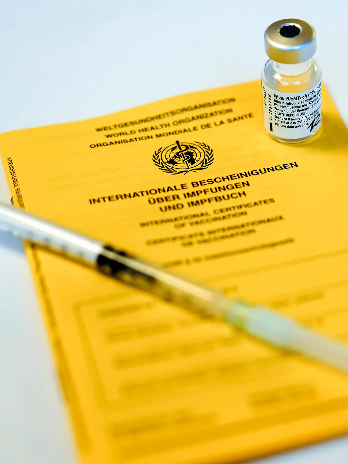  Impfstart in Koeln erste Bewohner von Pflegeheimen werden geimpft Symbolbild, Symbolfoto Impfpass mit einer Ampulle von Biontech Pfizer Impfstoff und Spritze wahrend der ersten Impfung in Pflegeheimen Koeln Nordrhein-Westfalen Deutschland *** Vaccination start in Cologne first residents of nursing homes are vaccinated symbol picture, symbol photo vaccination passport with an ampoule of Biontech Pfizer vaccine and syringe during the first vaccination in nursing homes Cologne North Rhine Westphalia Germany