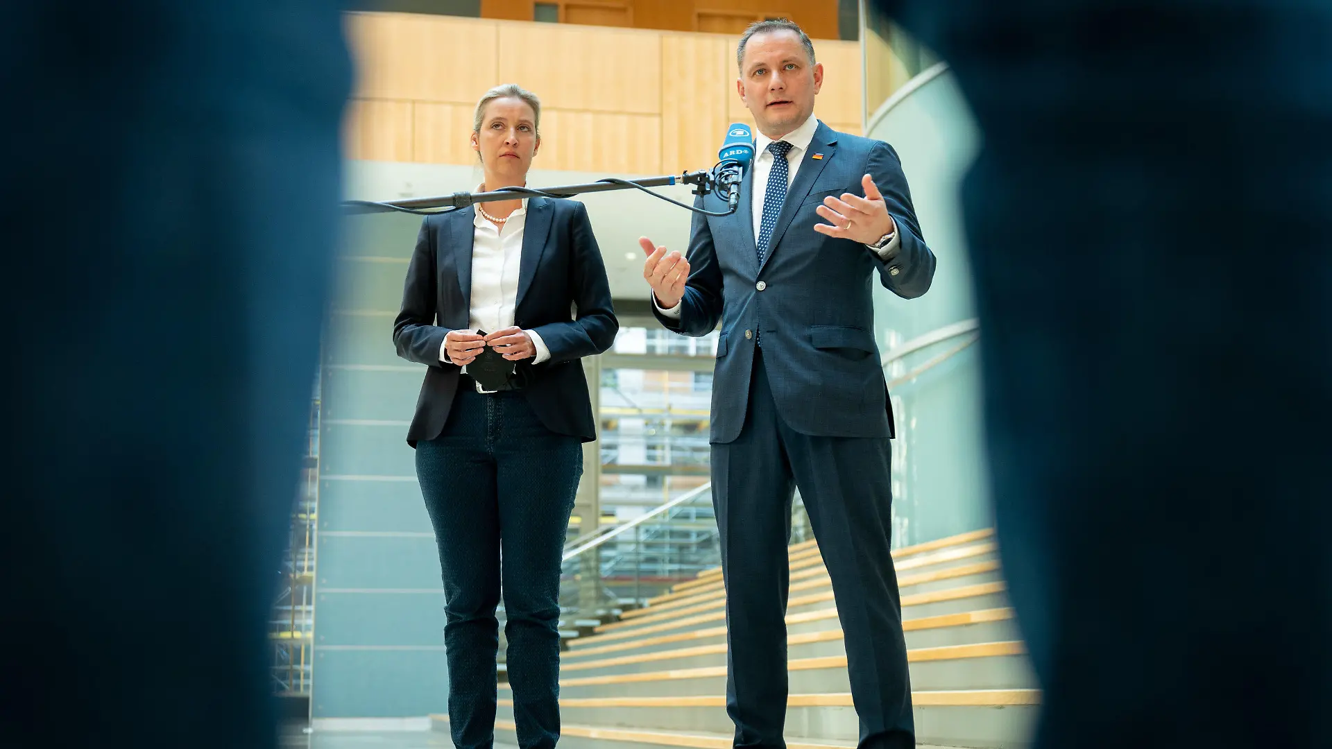dpatopbilder - 05.05.2021, Berlin: Alice Weidel, Fraktionsvorsitzende der AfD im Bundestag, und Tino Chrupalla, AfD-Bundesvorsitzender, stellen sich den Medienvertretern als Spitzenkandidatenduo der AfD für die Bundestagswahl vor. Weidel und Chrupalla treten gegen Cotar und Wundrak an. Das Duo soll von der Parteibasis gewählt werden. Foto: Kay Nietfeld/dpa +++ dpa-Bildfunk +++
