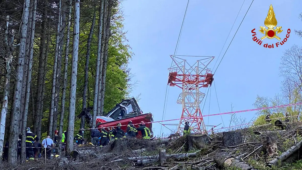 HANDOUT - 23.05.2021, Italien, Stresa: Die Aufnahme der Feuerwehr zeigt Feuerwehrleute an einer abgestürzten Gondel, die in einem Waldstück liegt. Bei dem Seilbahnunglück in der norditalienischen Provinz Verbano-Cusio-Ossola sind neun Menschen ums Leben gekommen, weitere wurden verletzt. Foto: Vigili del Fuoco/dpa - ACHTUNG: Nur zur redaktionellen Verwendung im Zusammenhang mit der aktuellen Berichterstattung und nur mit vollständiger Nennung des vorstehenden Credits +++ dpa-Bildfunk +++