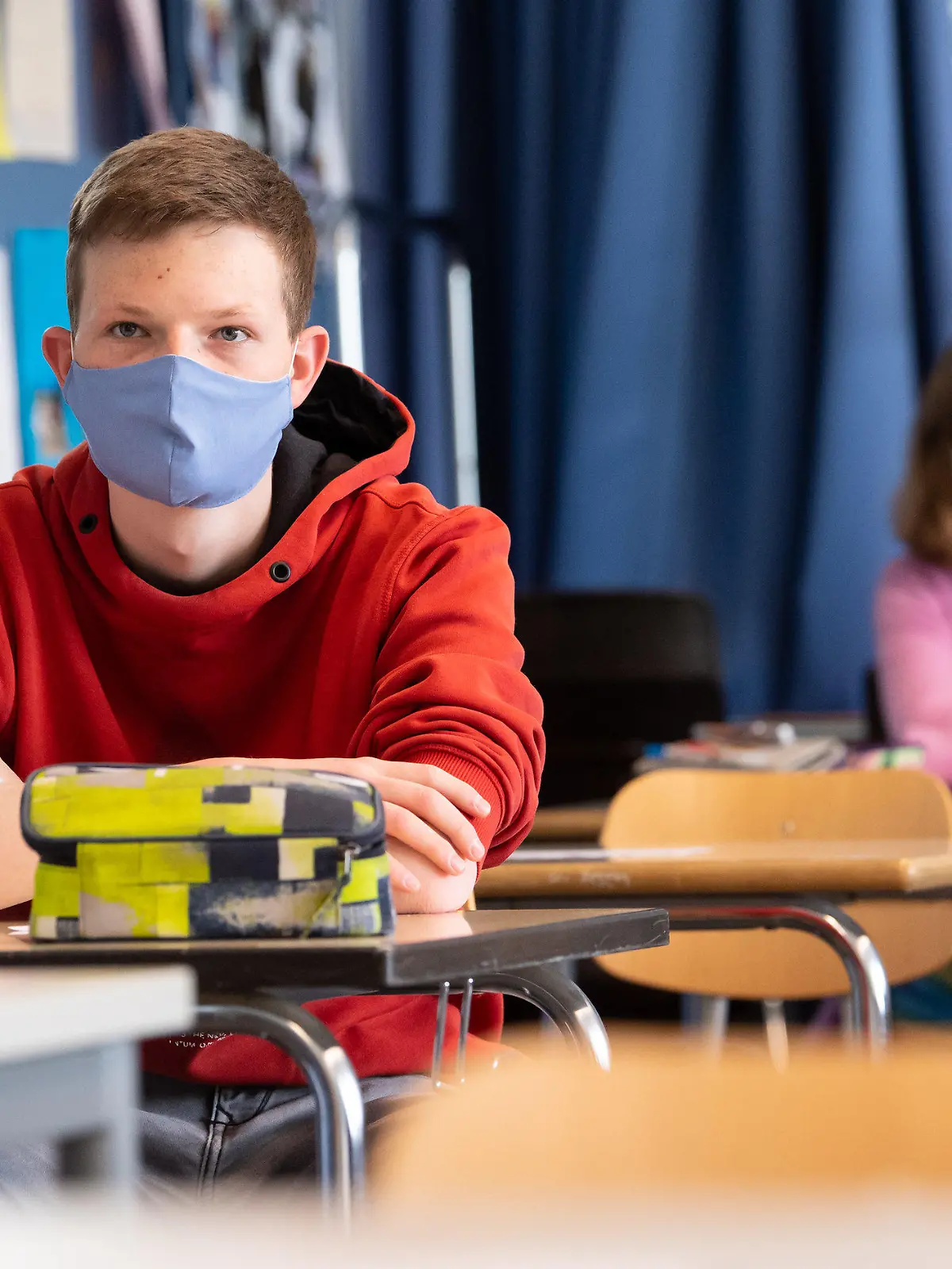 ARCHIV - 27.04.2020, Bayern, Unterhaching: Schüler und Schülerinnen einer 12. Klasse des Lise-Meitner-Gymnasiums nehmen am Unterricht teil und tragen Mundschutze. Nach einer Pause von sechs Wochen beginnt für einige Abschlussklassen in Bayern wieder die Schule mit Präsenzunterricht. Foto: Sven Hoppe/dpa +++ dpa-Bildfunk +++