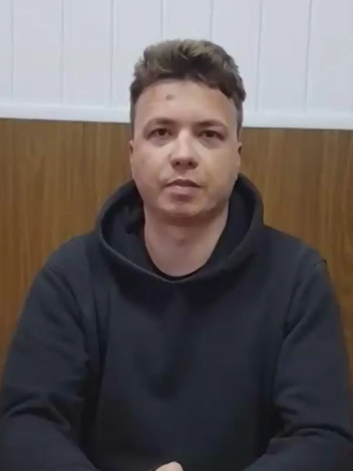 In diesem Video legt der weißrussische Blogger ein angebliches Geständnis ab.