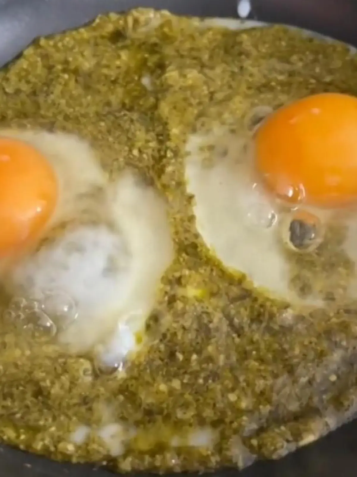 Bild zu: "Diese Pesto-Eier sind der neueste Frühstückstrend"