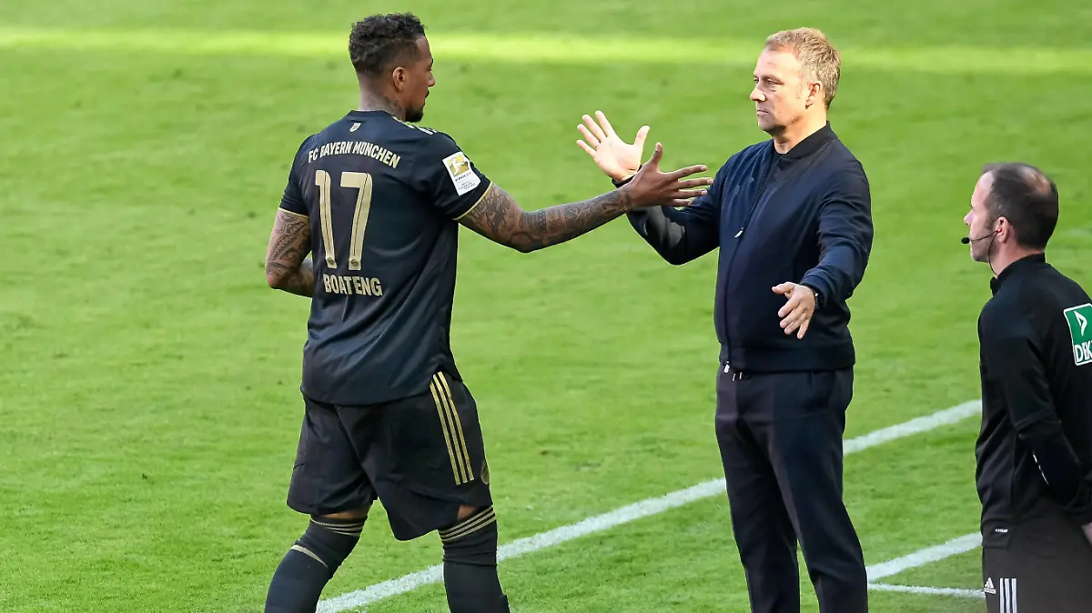 Bundesliga 34. Spieltag: FC Bayern München - FC Augsburg 22.05.2021. Jerome Boateng bei seiner Auswechslung mit Trainer Hansi Flick beide FCB. DFL REGULATIONS PROHIBIT ANY USE OF PHOTOGRAPHS AS IMAGE SEQUENCES AND/OR QUASI-VIDEO. Gemäß den Vorgaben der Bundesliga 34. Spieltag: FC Bayern München - FC Augsburg 22.05.2021. Jerome Boateng bei seiner Auswechslung mit Trainer Hansi Flick beide FCB. Martin Hangen/hangenfoto/Poolfoto/VIA Horstmüller DFL REGULATIONS PROHIBIT ANY USE OF PHOTOGRAPHS AS IMAGE SEQUENCES AND/OR QUASI-VIDEO. Gemäß den Vorgaben der DFL Deutsche Fußball Liga ist es untersagt, in dem Stadion und/oder vom Spiel angefertigte Fotoaufnahmen in Form von Sequenzbildern und/oder videoähnlichen Fotostrecken zu verwerten bzw. verwerten zu lassen. Nur für journalistische Zwecke Only for editorial use National and international News-Agencies OUT München Allianz Arena Bayern BRD Deutschland *** Bundesliga 34 Spieltag FC Bayern München FC Augsburg 22 05 2021 Jerome Boateng at his substitution with coach Hansi Flick both FCB DFL REGULATIONS PROHIBIT ANY USE OF PHOTOGRAPHS AS IMAGE SEQUENCES AND OR QUASI VIDEO According to the requirements of the Bundesliga 34 Spieltag FC Bayern München FC Augsburg 22 05 2021 Jerome Boateng during his substitution with coach Hansi Flick both FCB Martin Hangen hangenfoto Poolfoto VIA Horstmüller DFL REGULATIONS PROHIBIT ANY USE OF PHOTOGRAPHS AS IMAGE SEQUENCES AND OR QUASI VIDEO In accordance with the specifications of the DFL Deutsche Fußball Liga it is prohibited, to use or allow the use of photographs taken in the stadium and or of the match in the form of sequence pictures and or video-like photo series Only for journalistic purposes Only for editorial use National and international News Agencies OUT Munich Allianz Arena Bayern BRD Germany Poolfoto Martin Hangen/hangenfoto/Poolfot ,EDITORIAL USE ONLY