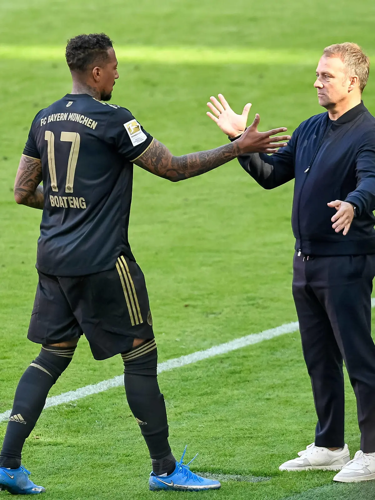 Bundesliga 34. Spieltag: FC Bayern München - FC Augsburg 22.05.2021. Jerome Boateng bei seiner Auswechslung mit Trainer Hansi Flick beide FCB. DFL REGULATIONS PROHIBIT ANY USE OF PHOTOGRAPHS AS IMAGE SEQUENCES AND/OR QUASI-VIDEO. Gemäß den Vorgaben der Bundesliga 34. Spieltag: FC Bayern München - FC Augsburg 22.05.2021. Jerome Boateng bei seiner Auswechslung mit Trainer Hansi Flick beide FCB. Martin Hangen/hangenfoto/Poolfoto/VIA Horstmüller DFL REGULATIONS PROHIBIT ANY USE OF PHOTOGRAPHS AS IMAGE SEQUENCES AND/OR QUASI-VIDEO. Gemäß den Vorgaben der DFL Deutsche Fußball Liga ist es untersagt, in dem Stadion und/oder vom Spiel angefertigte Fotoaufnahmen in Form von Sequenzbildern und/oder videoähnlichen Fotostrecken zu verwerten bzw. verwerten zu lassen. Nur für journalistische Zwecke Only for editorial use  National and international News-Agencies OUT  München Allianz Arena Bayern BRD Deutschland *** Bundesliga 34 Spieltag FC Bayern München FC Augsburg 22 05 2021 Jerome Boateng at his substitution with coach Hansi Flick both FCB DFL REGULATIONS PROHIBIT ANY USE OF PHOTOGRAPHS AS IMAGE SEQUENCES AND OR QUASI VIDEO According to the requirements of the Bundesliga 34 Spieltag FC Bayern München FC Augsburg 22 05 2021 Jerome Boateng during his substitution with coach Hansi Flick both FCB Martin Hangen hangenfoto Poolfoto VIA Horstmüller DFL REGULATIONS PROHIBIT ANY USE OF PHOTOGRAPHS AS IMAGE SEQUENCES AND OR QUASI VIDEO In accordance with the specifications of the DFL Deutsche Fußball Liga it is prohibited, to use or allow the use of photographs taken in the stadium and or of the match in the form of sequence pictures and or video-like photo series Only for journalistic purposes Only for editorial use National and international News Agencies OUT Munich Allianz Arena Bayern BRD Germany Poolfoto Martin Hangen/hangenfoto/Poolfot ,EDITORIAL USE ONLY