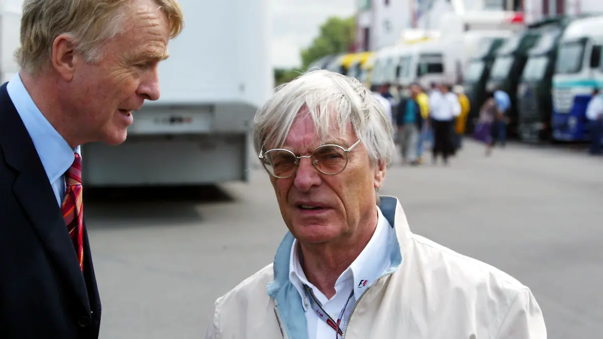L to R: Max Mosley GBR FIA President with Bernie Ecclestone GBR F1 Supremo. French Grand Prix, Rd 10, Practice, Magny Cours, France, 2 July 2004. DIGITAL IMAGE ACHTUNG AUFNAHMEDATUM GESCHÄTZT PUBLICATIONxINxGERxSUIxAUTxHUNxONLY d04fra279