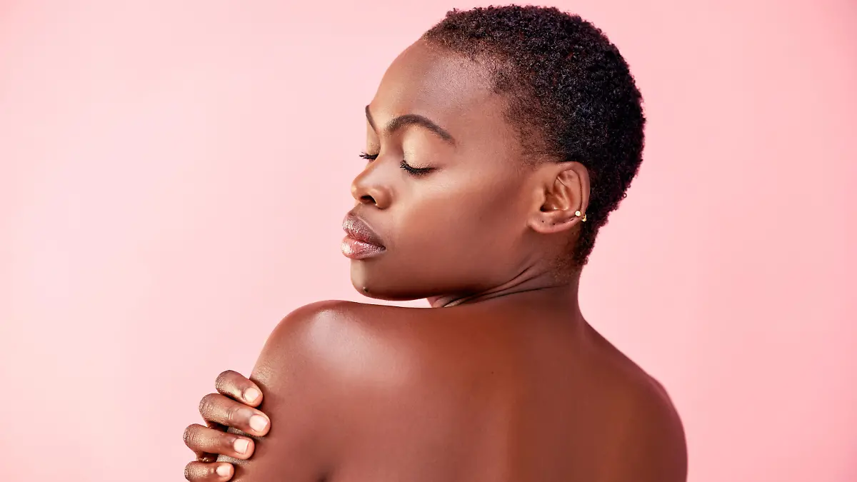 Frau, die über die Schulter schaut.