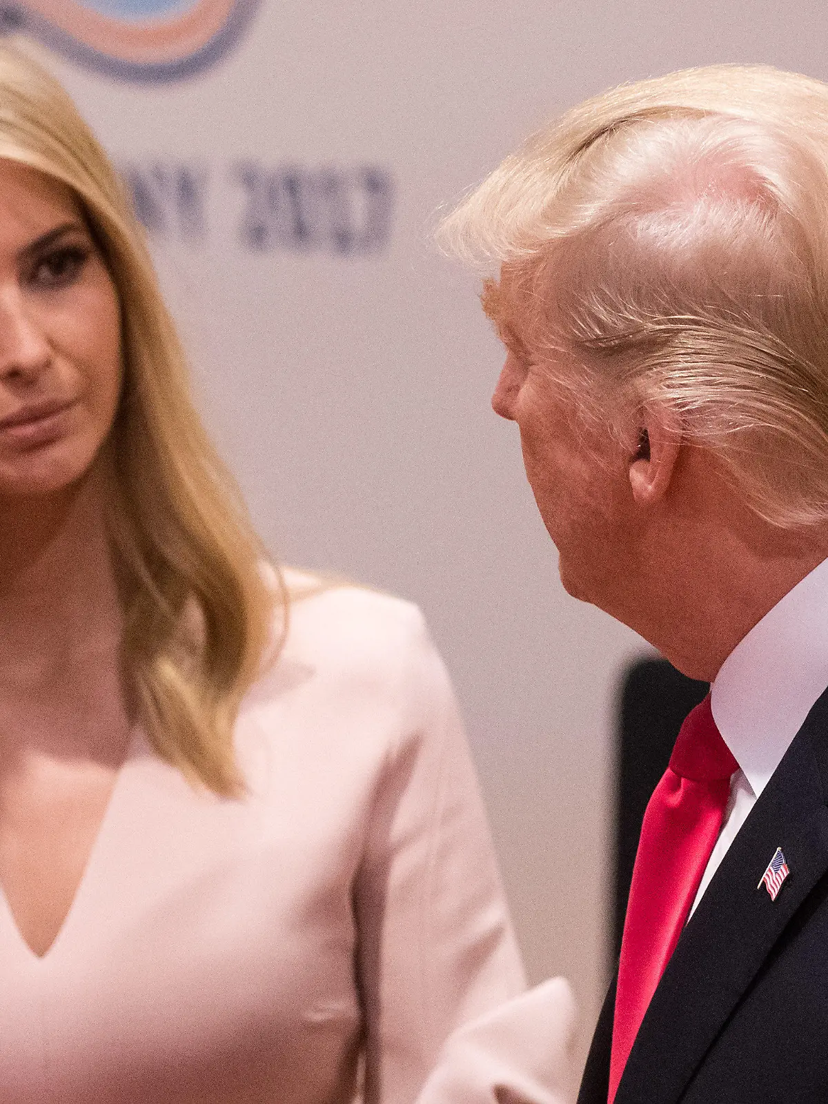 ARCHIV - 08.07.2017, Hamburg: Donald Trump, Präsident der USA, und seine Tochter Ivanka kommen zu der 3. Arbeitssitzung der G20 Staats- und Regierungschefs zum Thema «Partnership with Africa» beim G20-Gipfel in Hamburg. US-Präsident Trump bezeichnet kritische Medien als «Feinde des Volkes» - nun hat seine eigene Tochter und Beraterin deutlich gemacht, dass sie diese Einschätzung nicht teilt. Foto: Bernd von Jutrczenka/dpa +++ dpa-Bildfunk +++