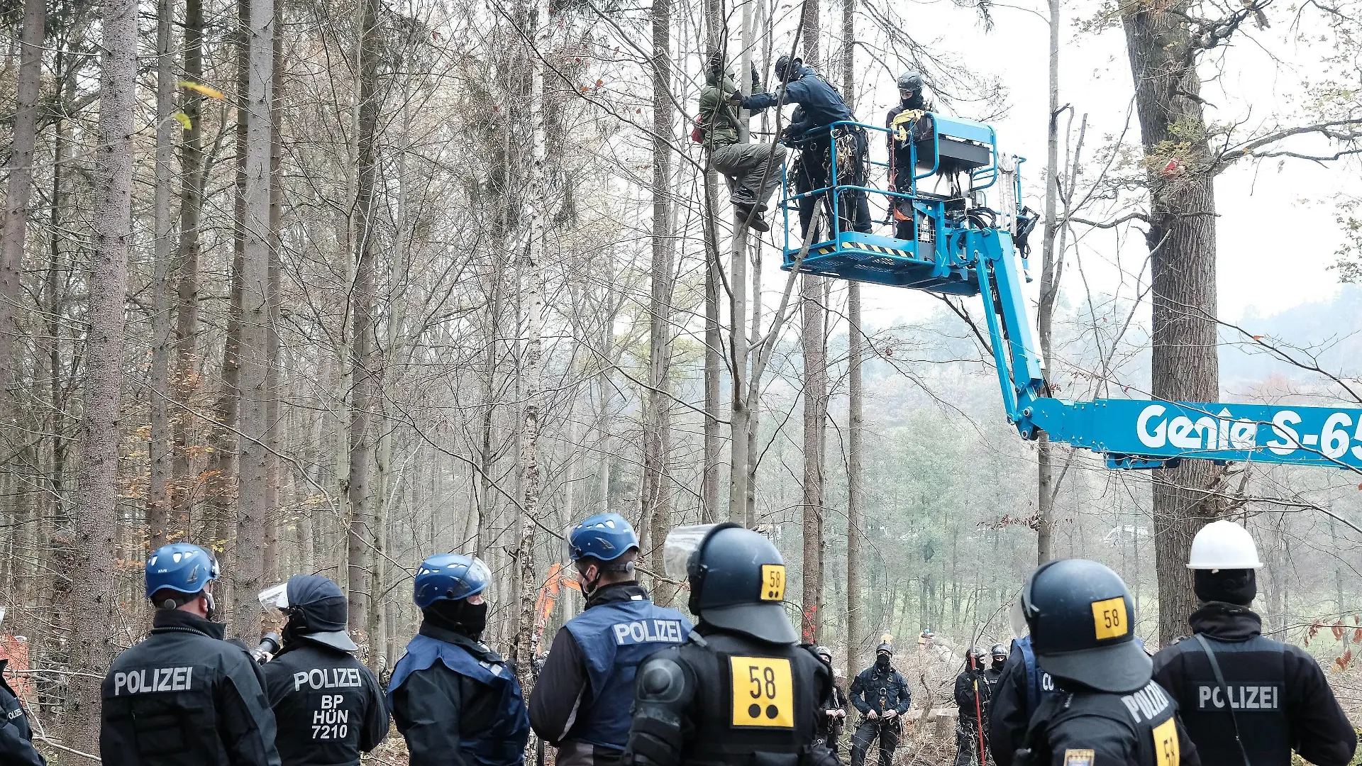 12.11.2020 xkhx Protest gegen A49-Ausbau Räumung im Dannenröder Forst Aktivisten wollen den Wald mit ihrem Leben verteidigen und machen es der Polizei mit Barrikaden und Aktionen in grosser Höhe schwer zu räumen Bild zeigt Besetzer versucht durch Klettern der Polizei zue entkommen *** 12 11 2020 xkhx Protest against A49 expansion clearing in Dannenröder Forst Activists want to defend the forest with their lives and make it difficult for the police to clear it with barricades and actions at high altitude Picture shows squatter trying to escape by climbing the police