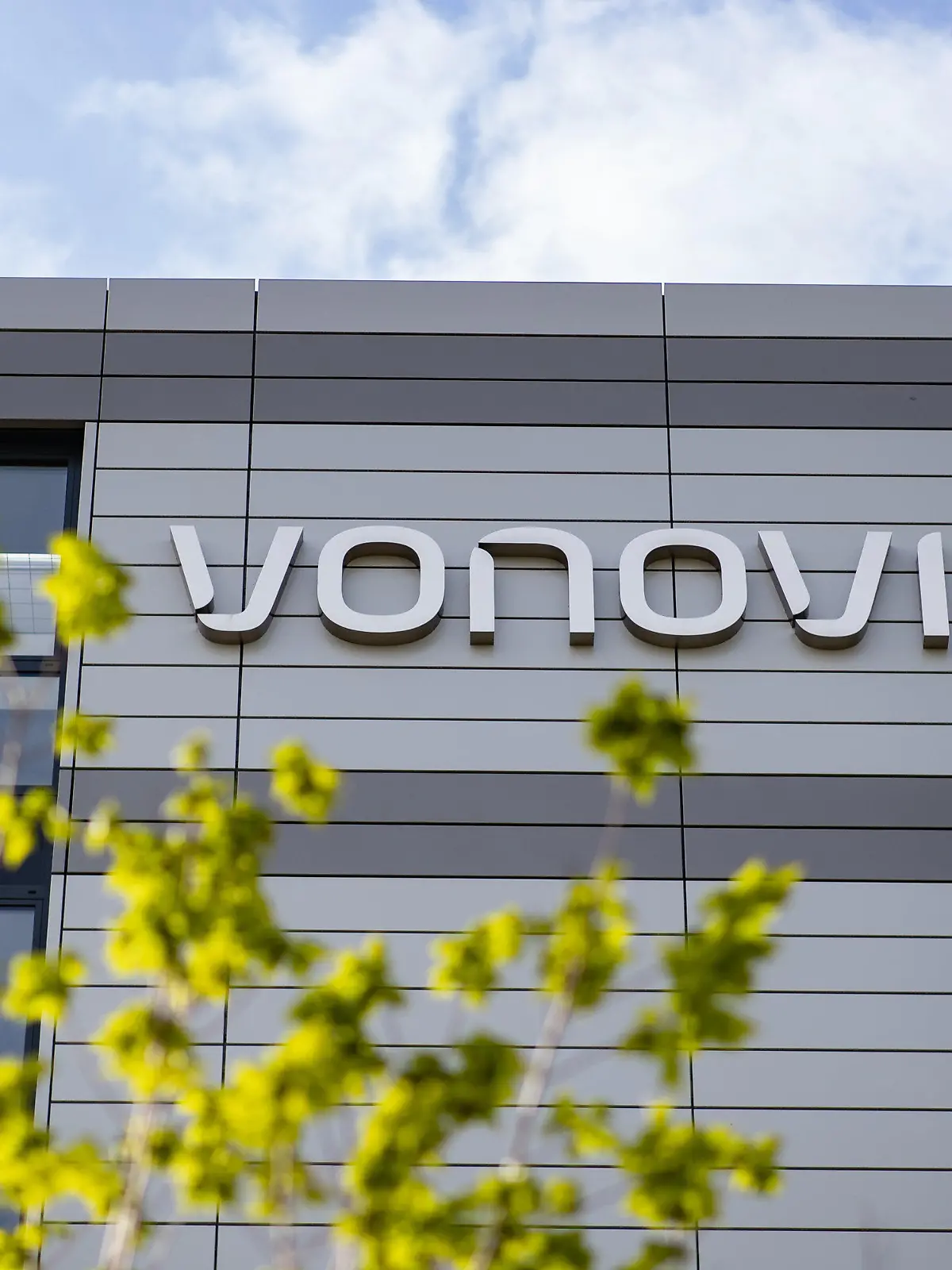 ARCHIV - 03.05.2019, Nordrhein-Westfalen, Bochum: Der Schriftzug des Wohnungsunternehmens «Vonovia» an der Firmenzentrale. (zu dpa "Vonovia will Deutsche Wohnen für 18 Milliarden Euro kaufen") Foto: Marcel Kusch/dpa +++ dpa-Bildfunk +++