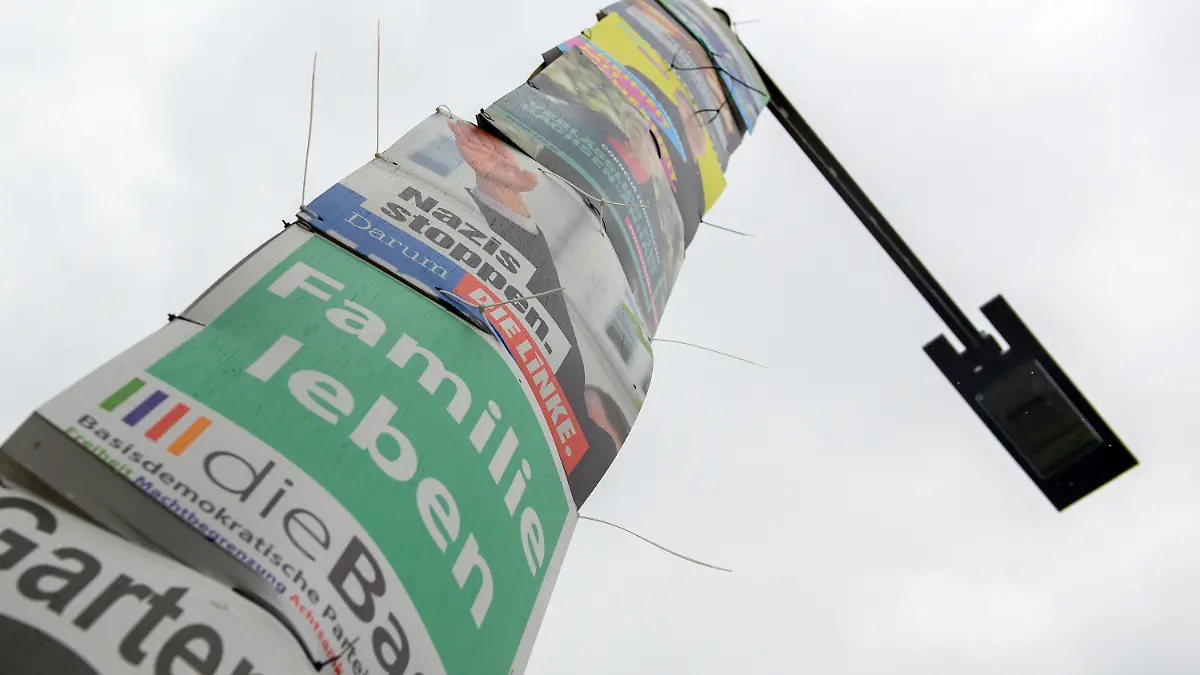 19.05.2021, Sachsen-Anhalt, Magdeburg: Wahlplakate hängen an einem Laternenmasten. Am 06. Juni wird der neue Landtag von Sachsen-Anhalt gewählt. Foto: Klaus-Dietmar Gabbert/dpa-Zentralbild/dpa +++ dpa-Bildfunk +++