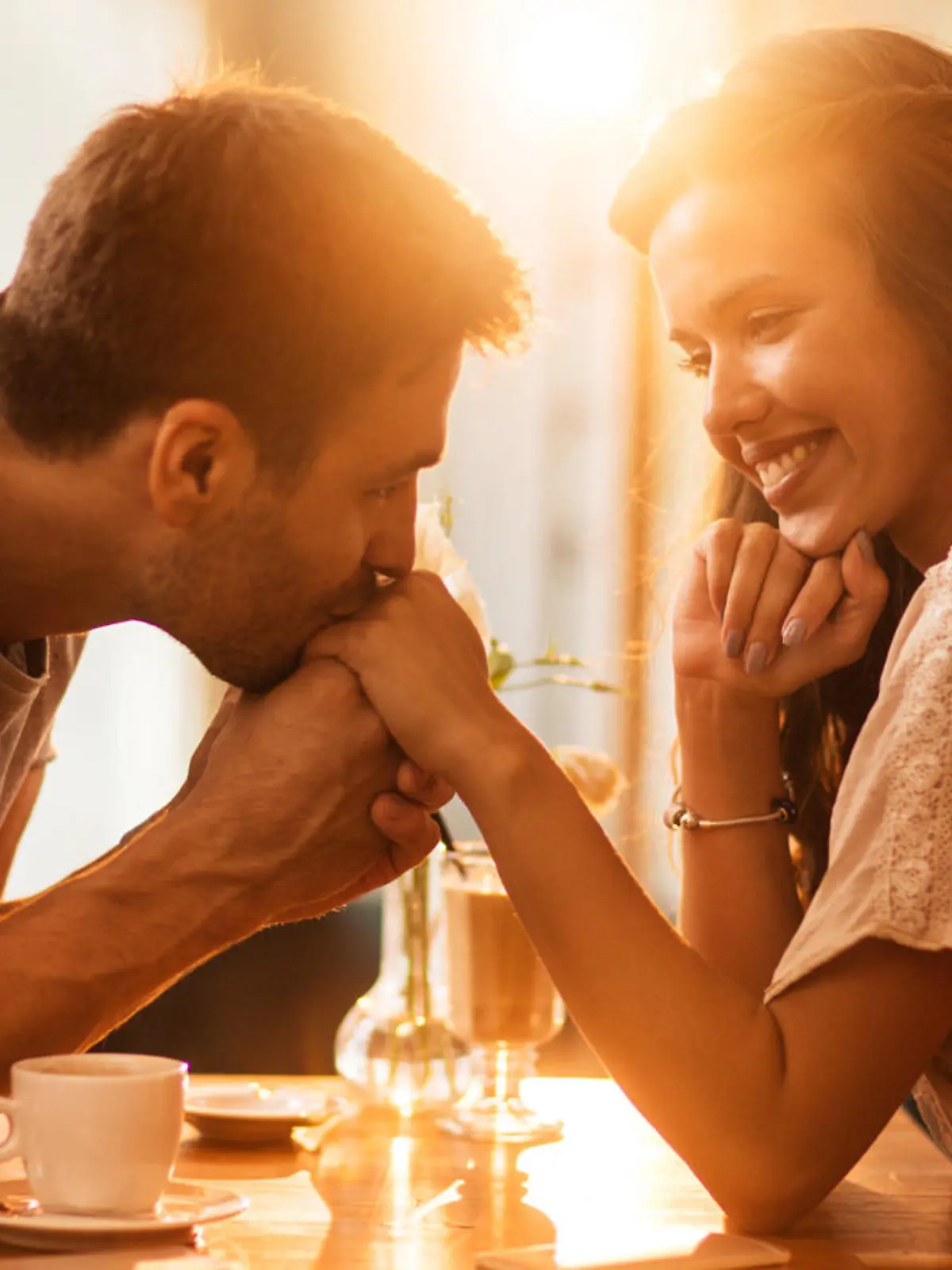 Mann und Frau bei einem romantischen Date