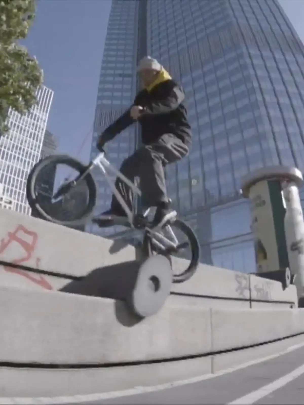 Es ist noch gar nicht lange her, da herrschte in Frankfurts Innenstadt gähnende Leere. Der Corona-Lockdown hatte alles zum Erliegen gebracht und über der Stadt hatte sich eine sonderbare Stimmung gelegt. Dieses Gefühl hat der BMX-Fahrer Bruno Hoffmann in seinem neuen Video „Solitude“, übersetzt „Einsamkeit“, festgehalten.