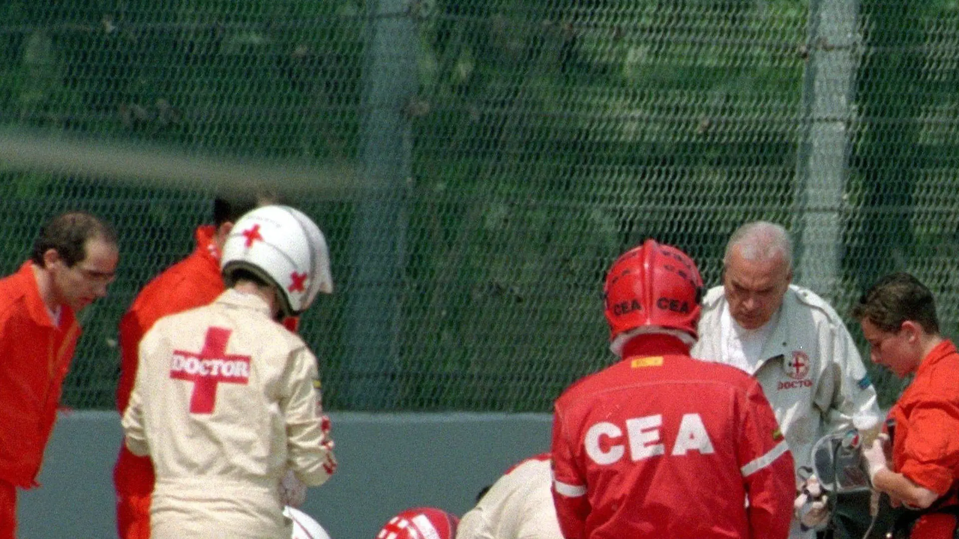 ARCHIV - Ärzte behandeln am 01.05.1994 beim Rennen um den Großen Preis von San Marino in Imola den verunglückten brasilianischen Formel-1-Fahrer Ayrton Senna. Er war in Führung liegend zuvor mit seinem Williams-Renault in der Tamburello-Kurve von der Strecke abgekommen und mit etwa 300 km/h frontal gegen eine Betonmauer gerast. Stunden nach den Unfall verstarb Ayrton Senna in der Maggiore-Klinik in Bologna. Foto: Heikki Saukkomaa +++(c) dpa - Bildfunk+++