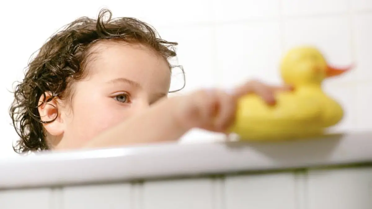 Ein Kind sitzt in der Badewanne.