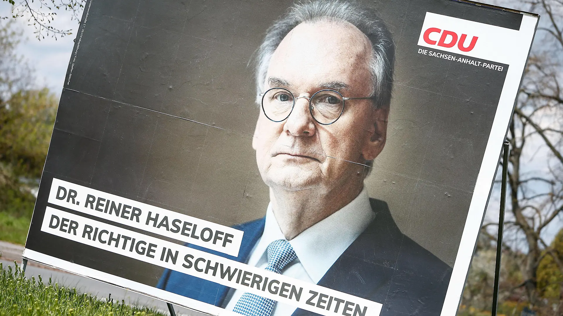 06.05.2021, xtgx, Politik, Landtagswahl in Sachsen-Anhalt, Plakat des CDU Ministerpraesidenten Reiner Haseloff Magdeburg *** 06 05 2021, xtgx, politics, state election in Saxony-Anhalt, poster of the CDU state premier Reiner Haseloff Magdeburg