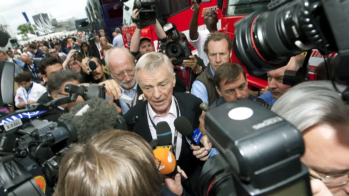 Bildnummer: 04567287 Datum: 21.06.2009 Copyright: imago/Crash Media/Peter J Fox
FIA Präsident Max Mosley (England) umlagert von Fotografen und Medien - PUBLICATIONxNOTxINxUK; Vdig, quer, Funktionär, Fotograf, Sportfotograf, Medieninteresse, Medien Großer Preis von Großbritannien 2009, Formel 1 Weltmeisterschaft, F1, F, GP, WM Silverstone Motorsport Grand Prix Herren Einzel England Totale Randmotiv Personen
Image number 04567287 date 21 06 2009 Copyright imago Crash Media Peter J Fox FIA President Max Mosley England surrounded from Photographers and Media PUBLICATIONxNOTxINxUK Vdig horizontal Functionary Photographer Sports photographer Media interest Media grand Prize from UK 2009 Formula 1 World Cup F1 F GP World Cup Silverstone motor aviation Grand Prix men Singles England long shot Rand motive Human Beings