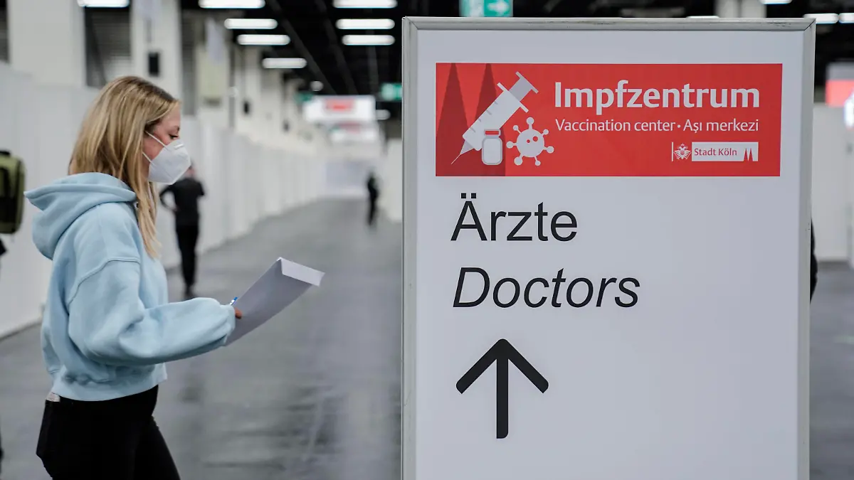 Testlauf mit Probanden im neuen Impfzentrum in der Messe Koeln Aktuell, 22.12.2020, Koeln Symbolfoto und Symbolbild Proband auf dem Weg zum Aerztegespraech mit Hinweisschild Aerzte im neuen Impfzentrum in der Messe Koeln Koeln Nordrhein-Westfalen Deutschland *** Test run with test persons in the new vaccination center in the fair Koeln Aktuell, 22 12 2020, Koeln Symbol photo and symbol picture Test person on the way to the doctors interview with sign Doctors in the new vaccination center in the fair Koeln Koeln Nordrhein Westfalen Germany