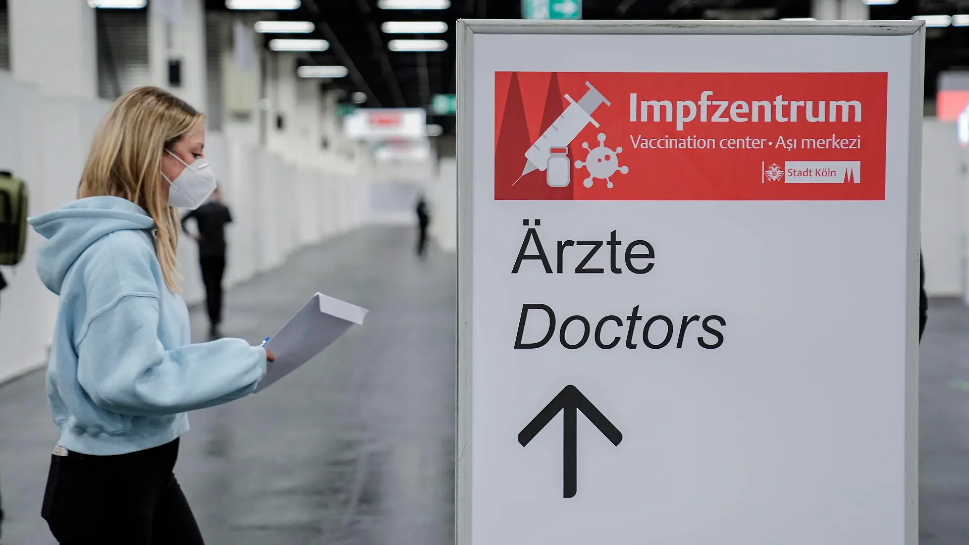 Testlauf mit Probanden im neuen Impfzentrum in der Messe Koeln Aktuell, 22.12.2020, Koeln Symbolfoto und Symbolbild Proband auf dem Weg zum Aerztegespraech mit Hinweisschild Aerzte im neuen Impfzentrum in der Messe Koeln Koeln Nordrhein-Westfalen Deutschland *** Test run with test persons in the new vaccination center in the fair Koeln Aktuell, 22 12 2020, Koeln Symbol photo and symbol picture Test person on the way to the doctors interview with sign Doctors in the new vaccination center in the fair Koeln Koeln Nordrhein Westfalen Germany