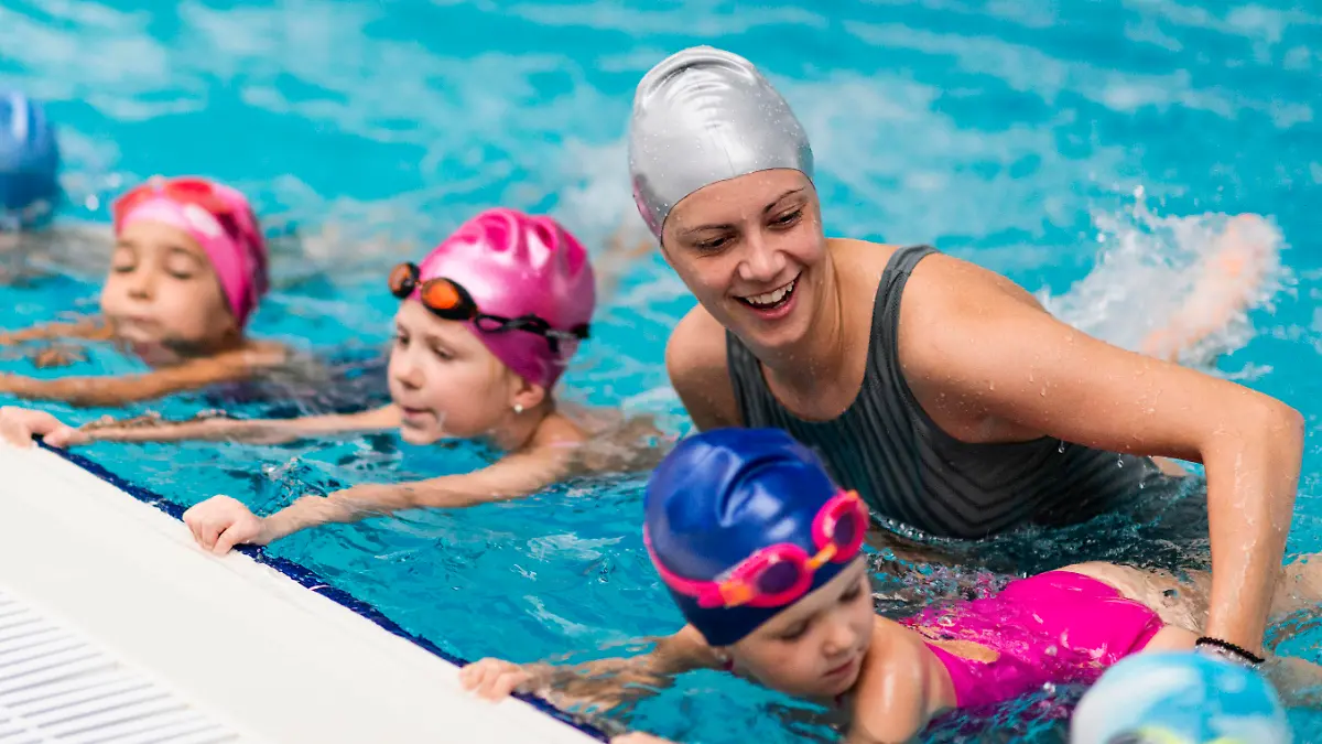 Swimming school - Swimming instructor with children