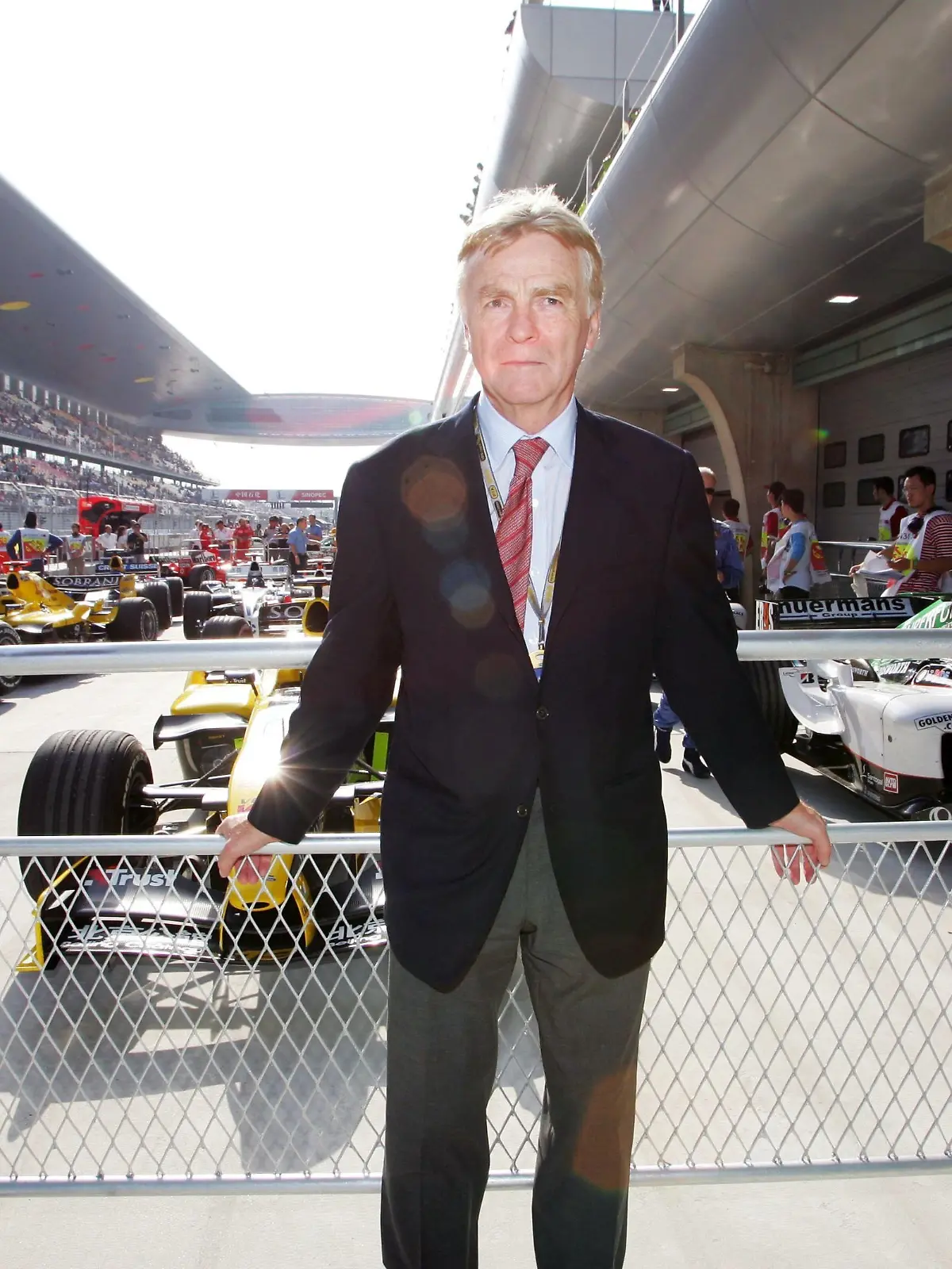  Max Mosley GBR FIA President stands in Parc Ferme ahead of a Jaguar, Jordan and a Minardi. Formula One World Championship, WM, Weltmeisterschaft Rd16, Chinese Grand Prix, Qualifying Day, Shanghai, China, 25 September 2004. DIGITAL IMAGE ACHTUNG AUFNAHMEDATUM GESCHÄTZT PUBLICATIONxINxGERxSUIxAUTxHUNxONLY d04chn824