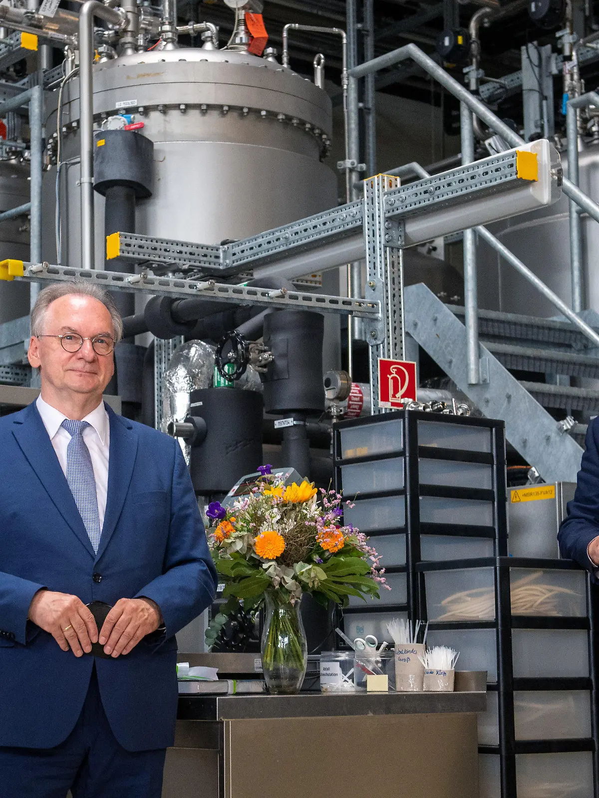 21.05.2021, Sachsen-Anhalt, Leuna: Reiner Haseloff (CDU, l), Ministerpräsident von Sachsen-Anhalt, und Markus Söder (CSU), Ministerpräsident von Bayern, besuchen das Fraunhofer-Zentrum für Chemisch-Biotechnologische Prozesse CBP in Leuna. Mit einer Pilotanlage wollen die Wissenschaftler herausfinden, in welchem Umfang sogenannter grüner Wasserstoff für die Industrie in großem Umfang hergestellt und genutzt werden kann. Die Ministerpräsidenten wollten sich am Chemiestandort Leuna über die geplante Nutzung und Produktion von nachhaltigen Rohstoffen und Produkten informieren. Foto: Hendrik Schmidt/dpa-Zentralbild/dpa +++ dpa-Bildfunk +++