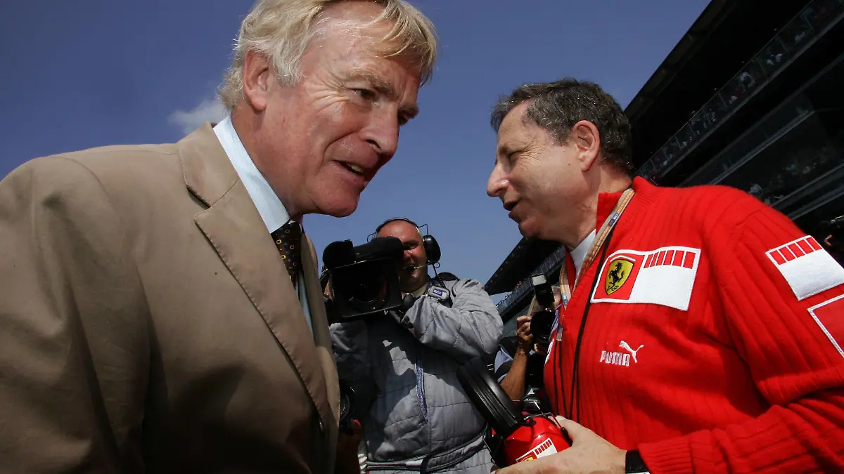 Bildnummer: 01697191 Datum: 04.09.2005 Copyright: imago/Bryn Williams
FIA Präsident Max Mosley (England, li.) im Gespräch mit Teamchef Jean Todt (Frankreich / Ferrari); Vdig, quer, close, Teamführung, Teamleitung, Chef, Funktionär, Funktionäre, Verbandsführung, Verband, Vorstand, Internationaler Automobilverband, Weltverband Großer Preis von Italien 2005, Formel 1 Weltmeisterschaft, F1, F, GP, WM Monza Autodromo Nazionale Motorsport Grand Prix Herren Einzel Italien Gruppenbild Randmotiv Personen