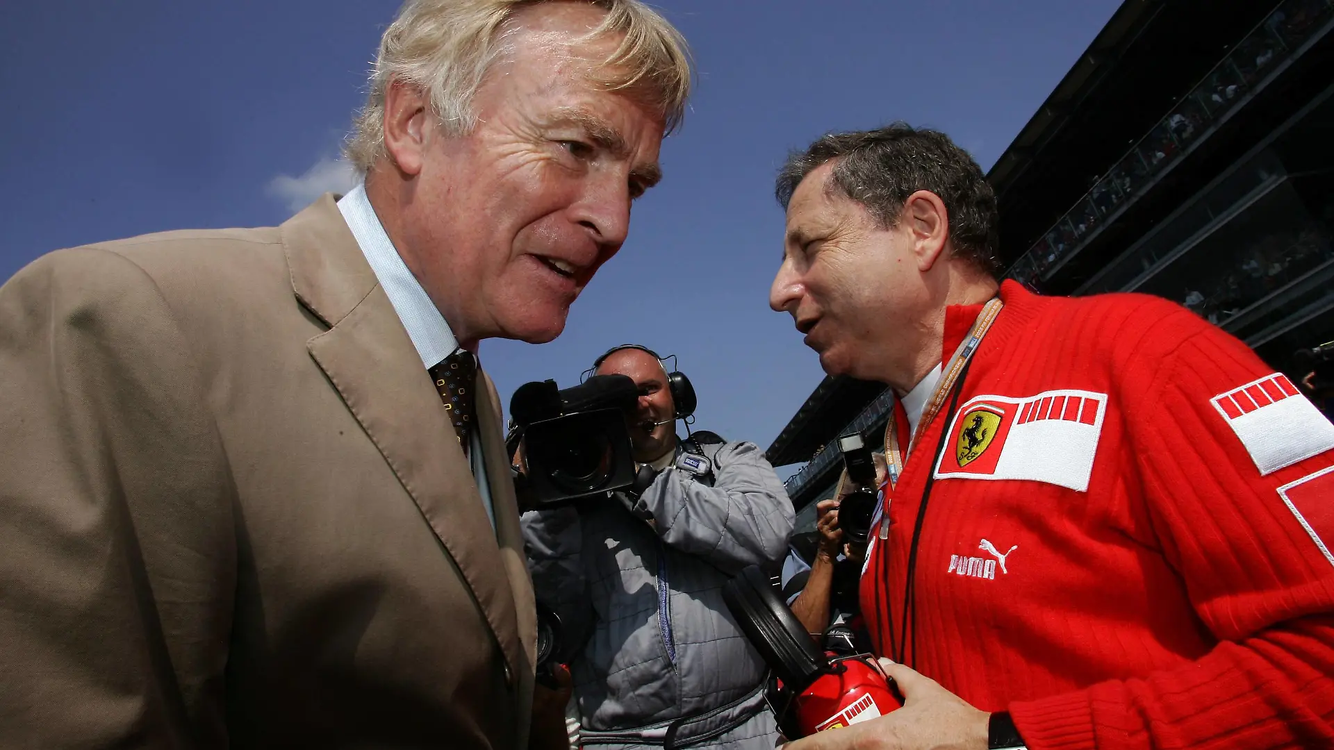 Bildnummer: 01697191  Datum: 04.09.2005  Copyright: imago/Bryn Williams
FIA Präsident Max Mosley (England, li.) im Gespräch mit Teamchef Jean Todt (Frankreich / Ferrari); Vdig, quer, close, Teamführung, Teamleitung, Chef, Funktionär, Funktionäre, Verbandsführung, Verband, Vorstand, Internationaler Automobilverband, Weltverband Großer Preis von Italien 2005, Formel 1 Weltmeisterschaft, F1, F, GP, WM Monza Autodromo Nazionale Motorsport Grand Prix Herren Einzel Italien Gruppenbild Randmotiv Personen