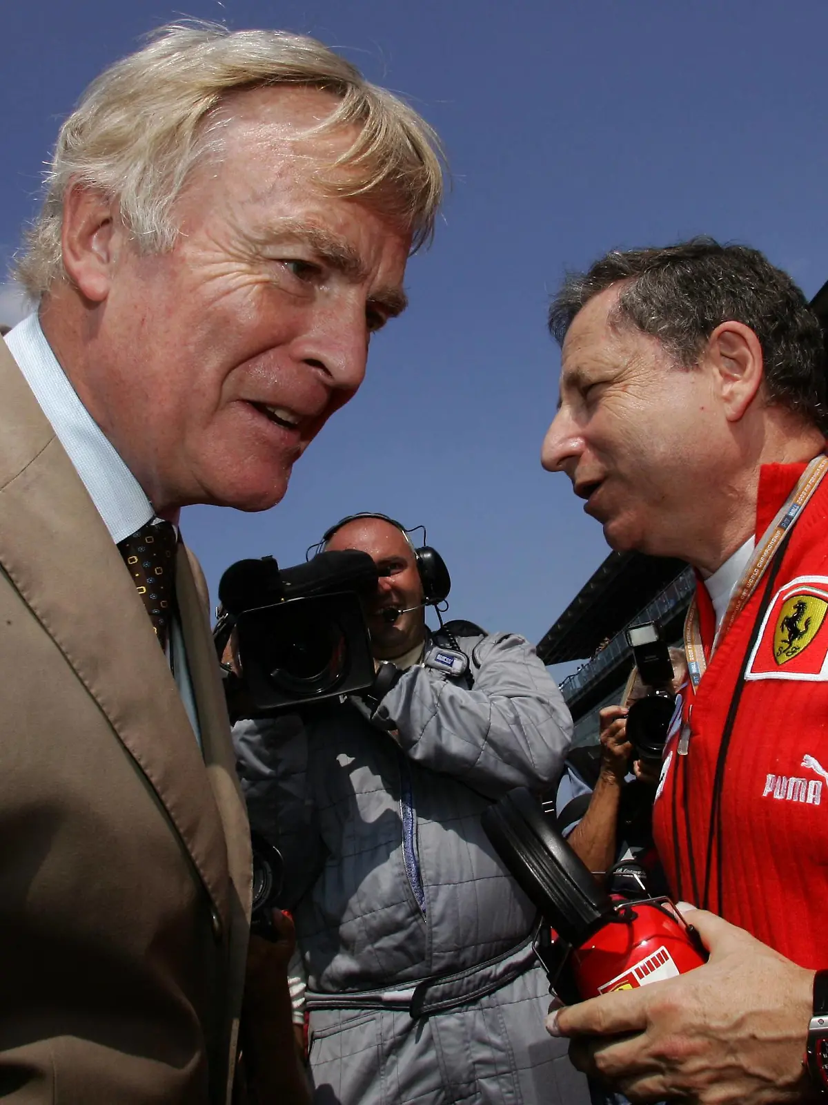 Bildnummer: 01697191  Datum: 04.09.2005  Copyright: imago/Bryn Williams
FIA Präsident Max Mosley (England, li.) im Gespräch mit Teamchef Jean Todt (Frankreich / Ferrari); Vdig, quer, close, Teamführung, Teamleitung, Chef, Funktionär, Funktionäre, Verbandsführung, Verband, Vorstand, Internationaler Automobilverband, Weltverband Großer Preis von Italien 2005, Formel 1 Weltmeisterschaft, F1, F, GP, WM Monza Autodromo Nazionale Motorsport Grand Prix Herren Einzel Italien Gruppenbild Randmotiv Personen