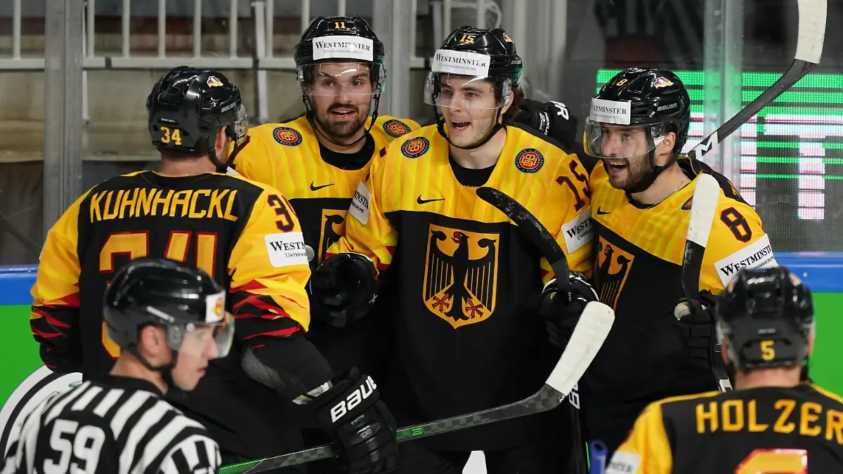 24.05.2021, Lettland, Riga: Eishockey: Weltmeisterschaft, Vorrunde, Gruppe B, Deutschland - Kanada. Deutschlands Tom Kühnhackl (l-r) Stefan Loibl, Marco Nowak und Tobias Rieder. Foto: Roman Koksarov/dpa +++ dpa-Bildfunk +++