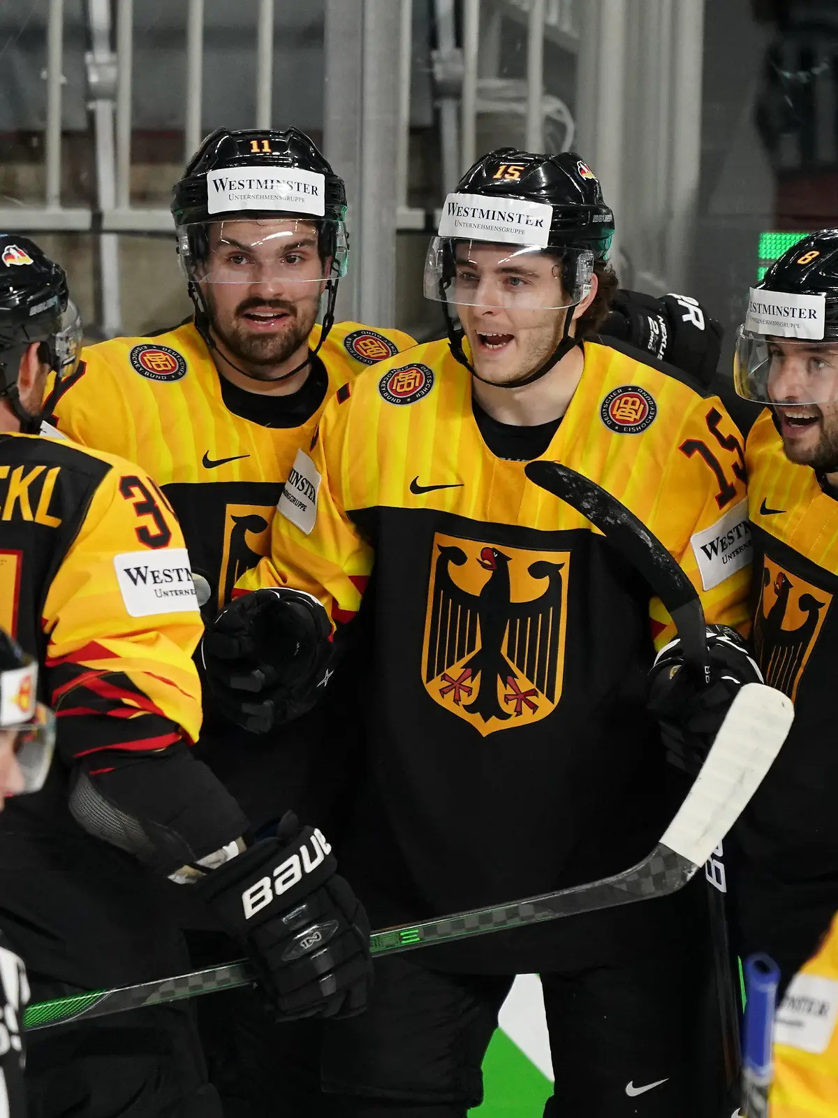 24.05.2021, Lettland, Riga: Eishockey: Weltmeisterschaft, Vorrunde, Gruppe B, Deutschland - Kanada. Deutschlands Tom Kühnhackl (l-r) Stefan Loibl, Marco Nowak und Tobias Rieder. Foto: Roman Koksarov/dpa +++ dpa-Bildfunk +++