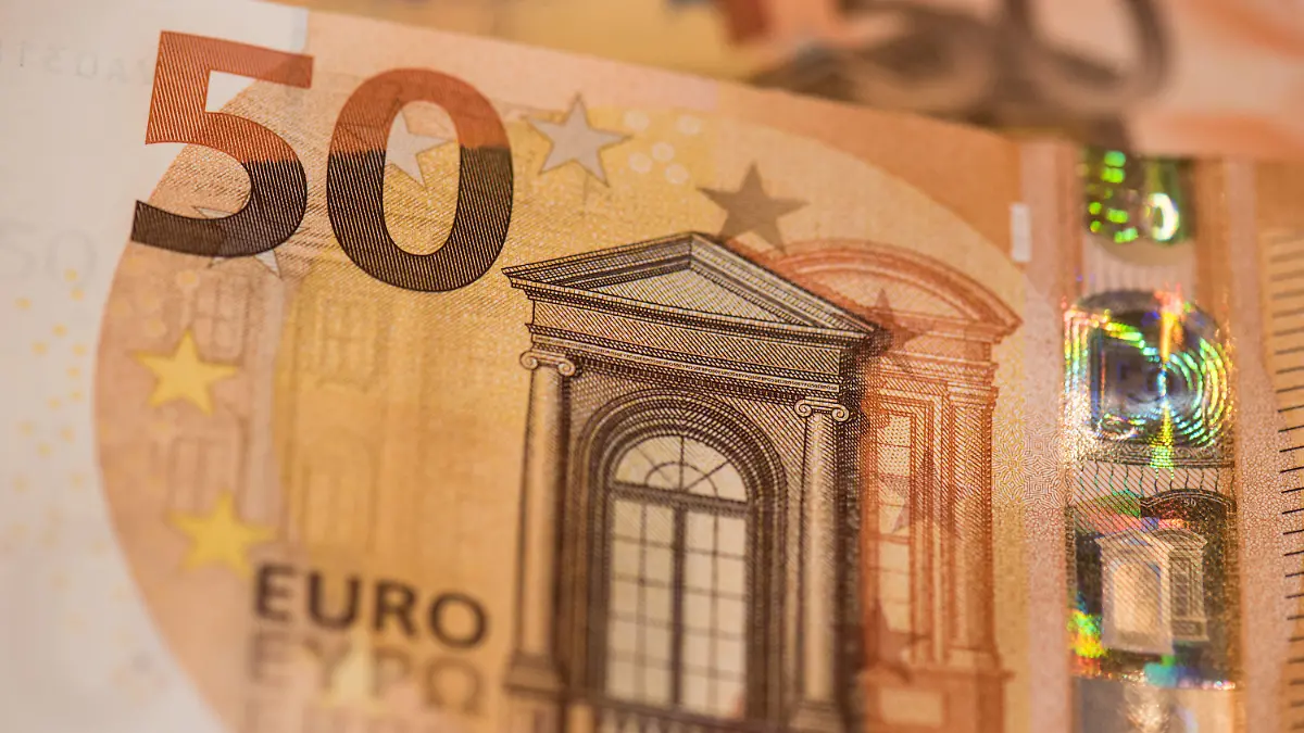 ARCHIV - Der neue 50-Euro-Schein wird am 16.03.2017 bei der Bundesbank in Frankfurt am Main (Hessen) vorgestellt. (zu dpa «An Geldautomat und Ladenkasse: Neuer Fünfziger kommt in Umlauf» vom 03.04.2017) Foto: Boris Roessler/dpa +++(c) dpa - Bildfunk+++