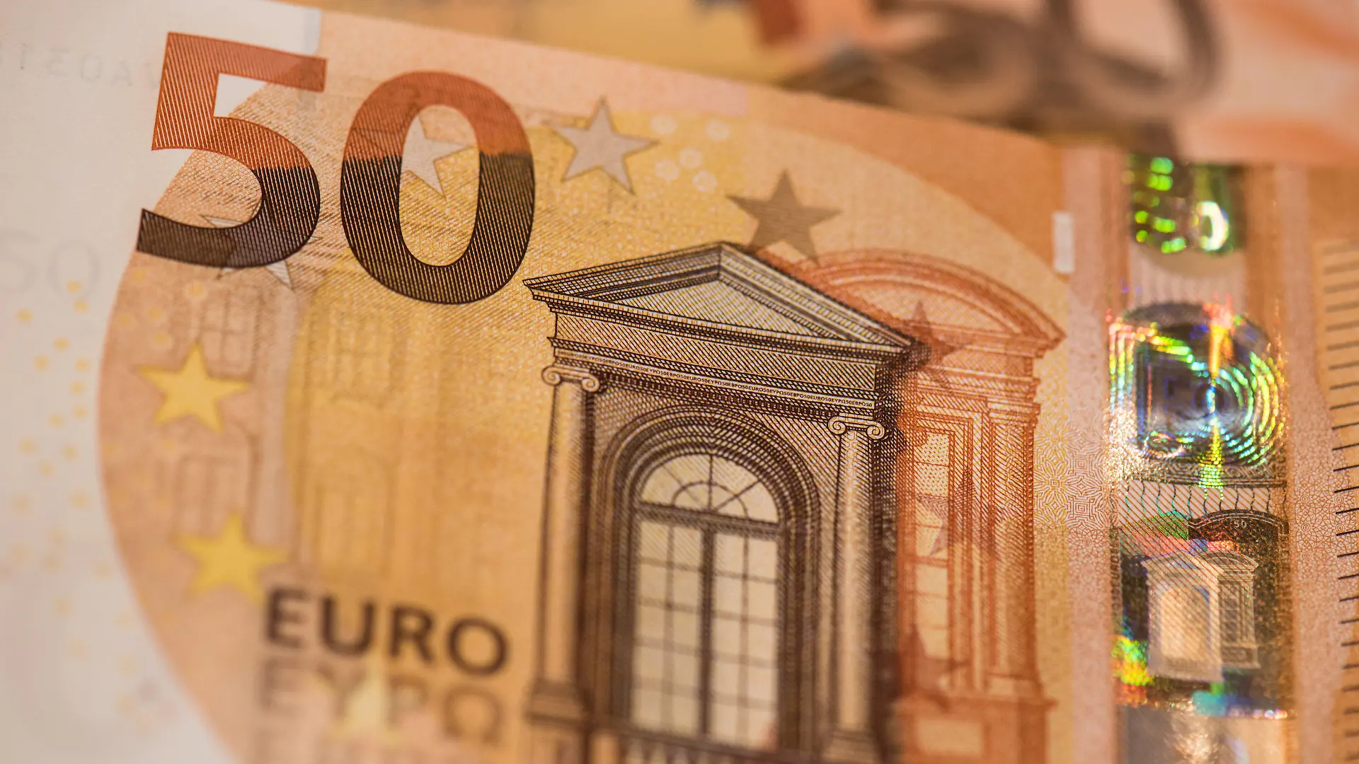 ARCHIV - Der neue 50-Euro-Schein wird am 16.03.2017 bei der Bundesbank in Frankfurt am Main (Hessen) vorgestellt. (zu dpa «An Geldautomat und Ladenkasse: Neuer Fünfziger kommt in Umlauf» vom 03.04.2017) Foto: Boris Roessler/dpa +++(c) dpa - Bildfunk+++