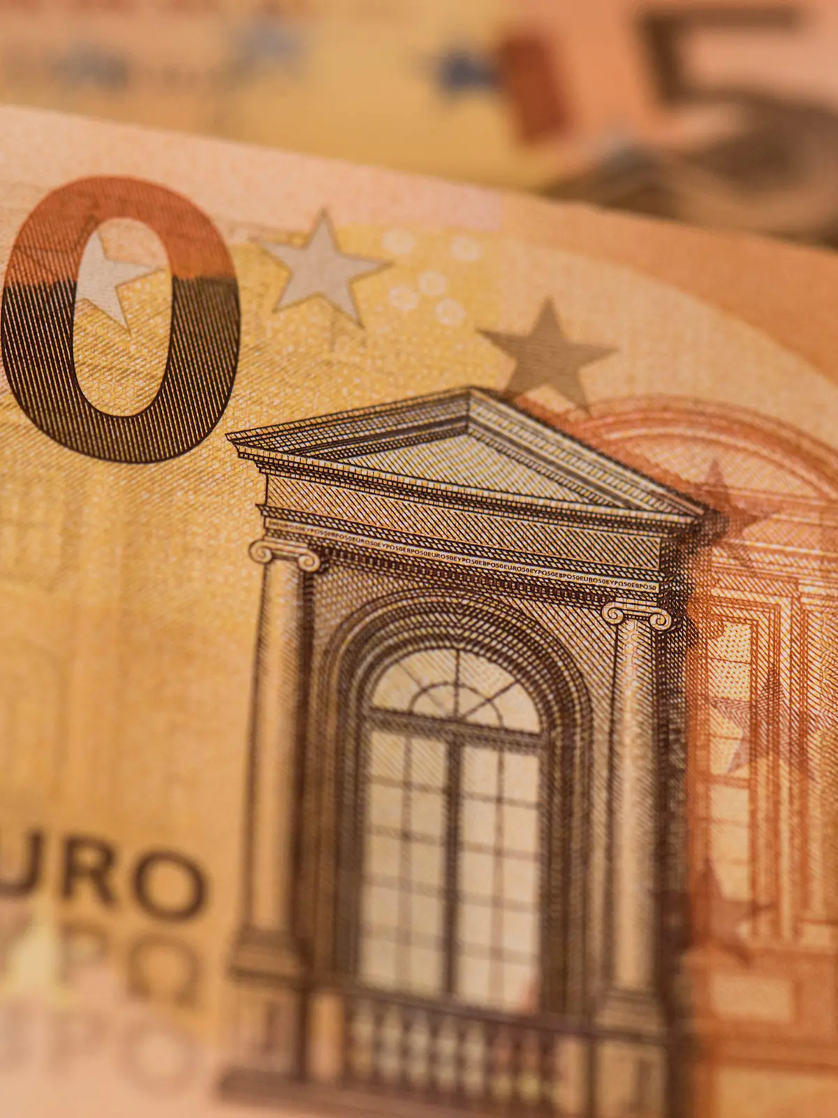 ARCHIV - Der neue 50-Euro-Schein wird am 16.03.2017 bei der Bundesbank in Frankfurt am Main (Hessen) vorgestellt. (zu dpa «An Geldautomat und Ladenkasse: Neuer Fünfziger kommt in Umlauf» vom 03.04.2017) Foto: Boris Roessler/dpa +++(c) dpa - Bildfunk+++