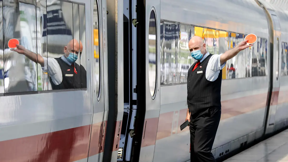 Deutsche Bahn Coronavirus Berlin, DEU, 27.05.2020 - Ein Zugbegleiter mit Gesichtsmaske gibt dem Lokfuehrer das Abfahrtzeichen im Bahnhof Berlin Spandau. Bundesverkehrsminister, Deutsche Bahn und Betriebsrat schliessen ein Buendnis für unsere Bahn. Das Buendnis will die finanziellen Folgen der Corona-Pandemie fuer die Bahn regulieren Die geplanten Milliardenhilfen für die Deutsche Bahn in der Corona-Krise stossen bei der GdL Gewerkschaft auf Bedenken. Berlin Berlin Deutschland *** Deutsche Bahn Coronavirus Berlin, DEU, 27 05 2020 A train attendant wearing a face mask gives the train driver the departure sign at Berlin Spandau station Federal Minister of Transport, Deutsche Bahn and the Works Council form an alliance for our railway